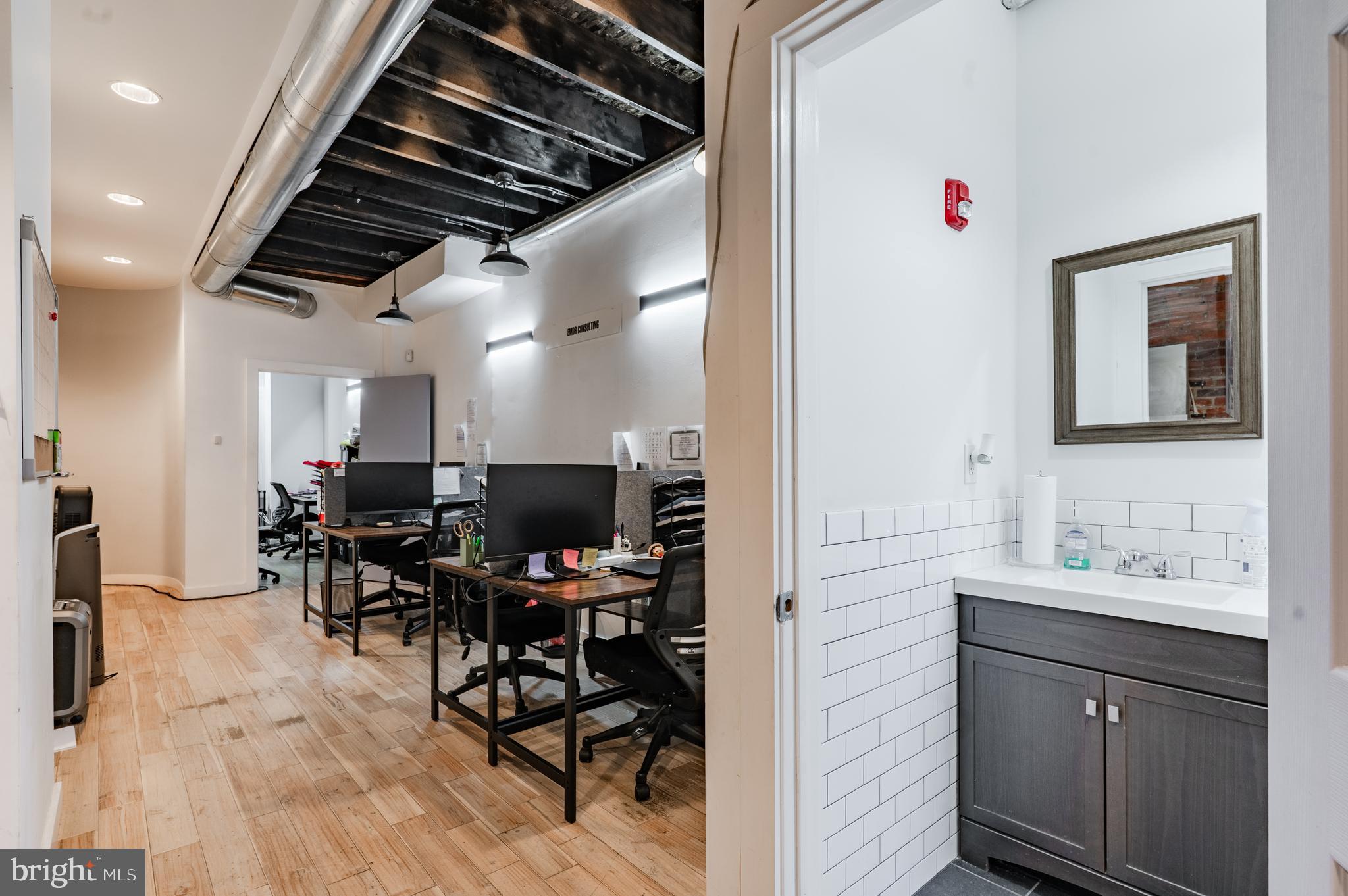 QUEEN VILLAGE - Commercial Sale