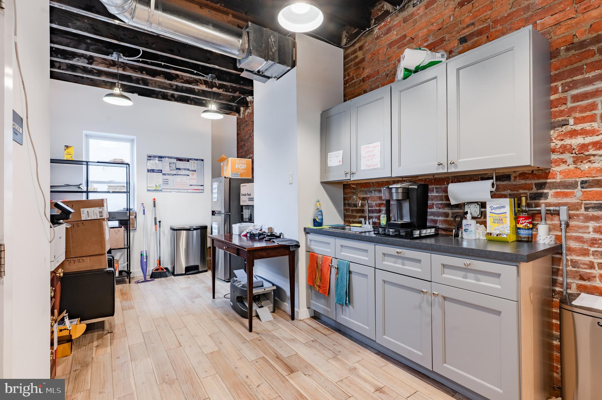 QUEEN VILLAGE - Commercial Sale