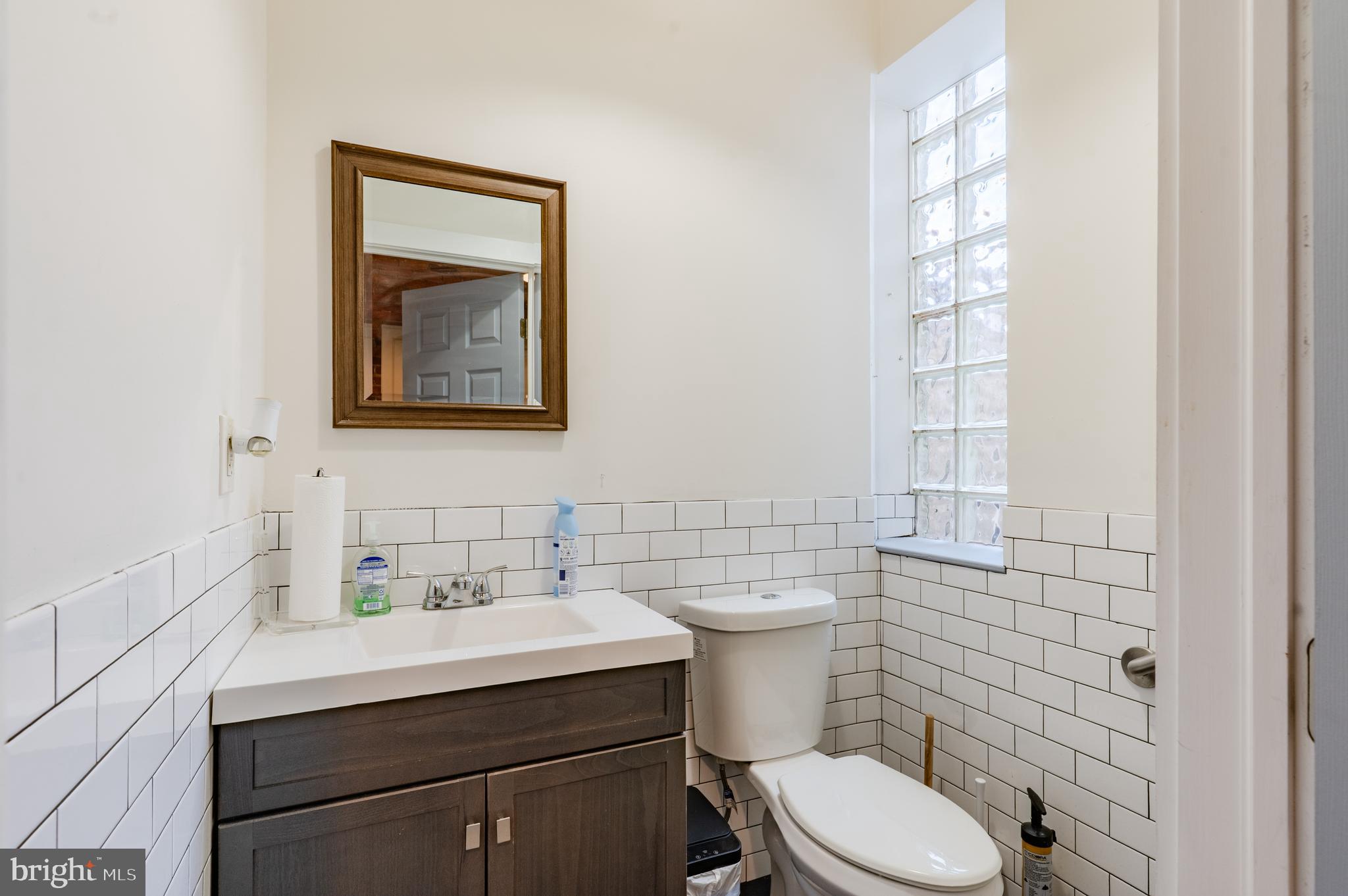 QUEEN VILLAGE - Commercial Sale