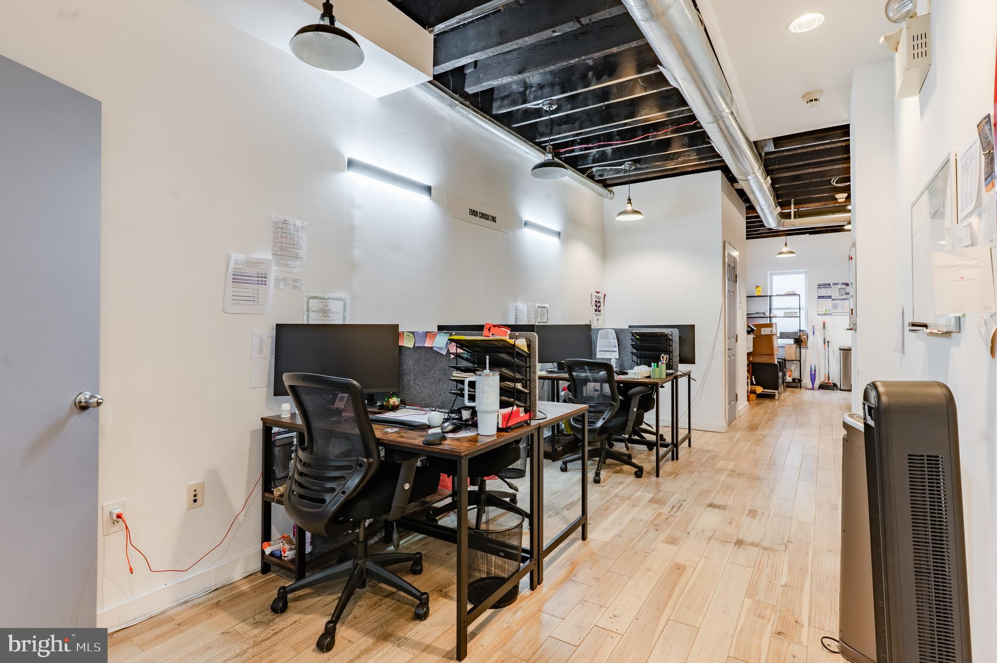 QUEEN VILLAGE - Commercial Sale