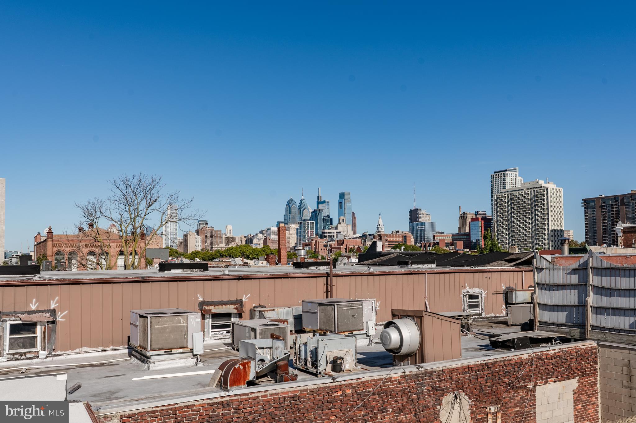 QUEEN VILLAGE - Commercial Sale