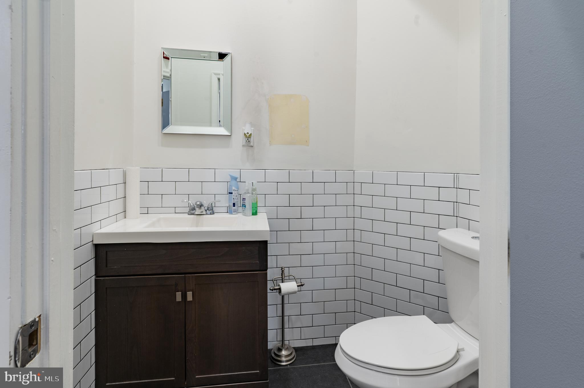 QUEEN VILLAGE - Commercial Sale