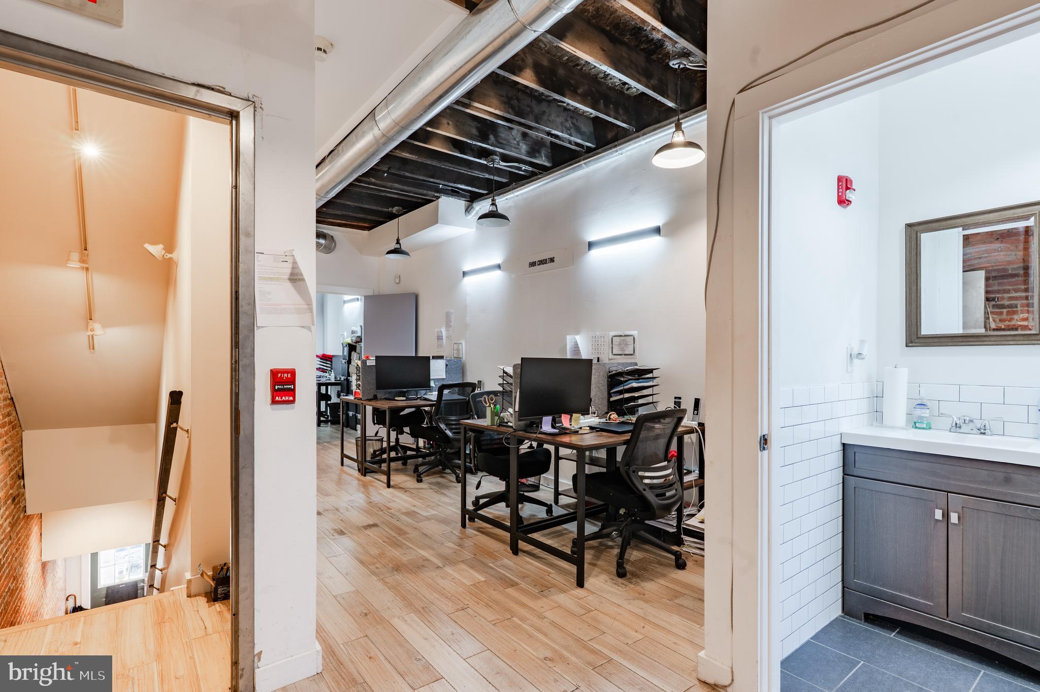 QUEEN VILLAGE - Commercial Sale