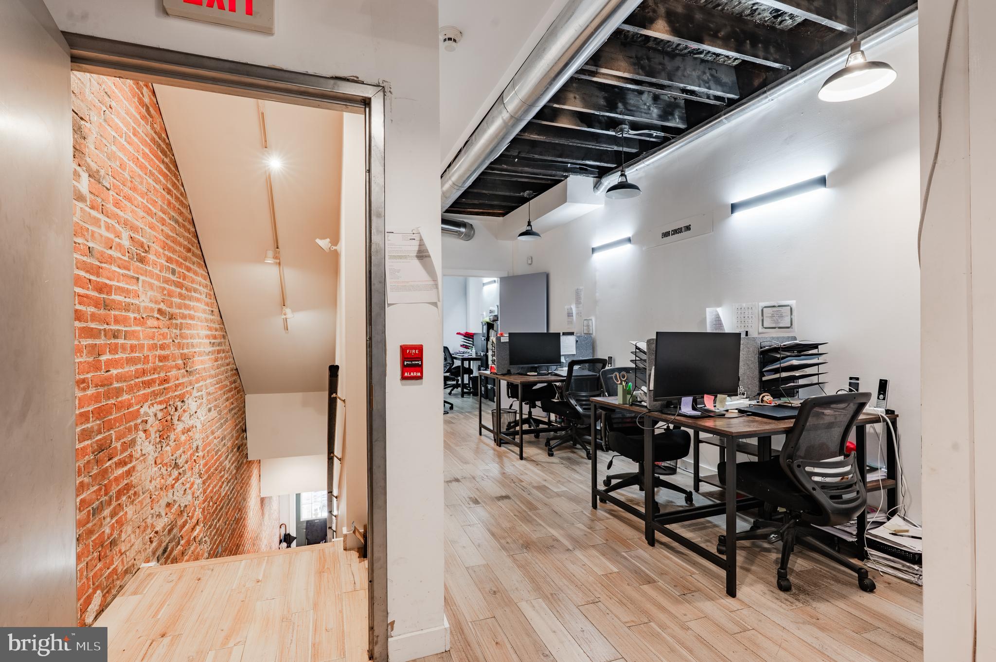 QUEEN VILLAGE - Commercial Sale