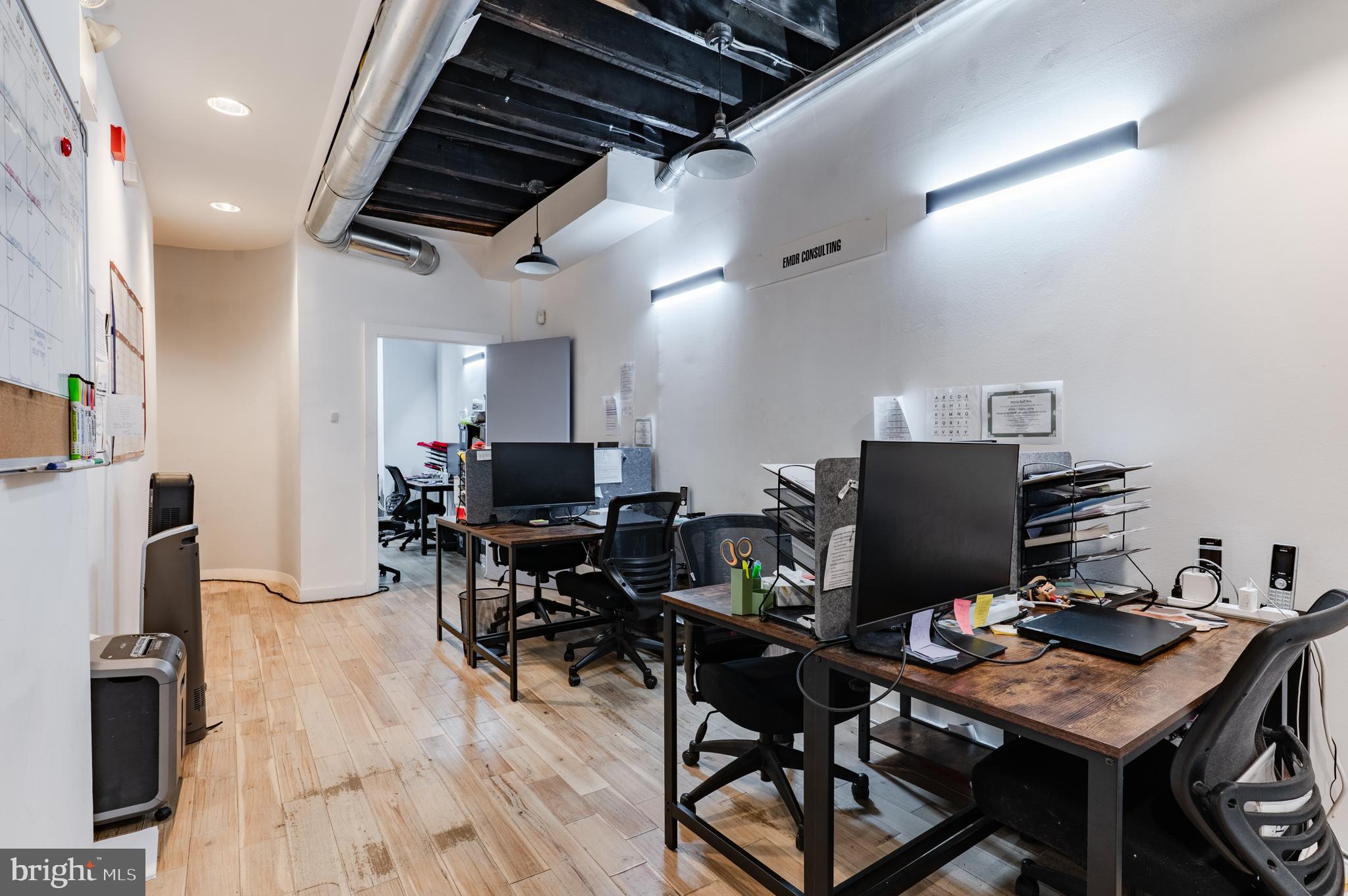 QUEEN VILLAGE - Commercial Sale