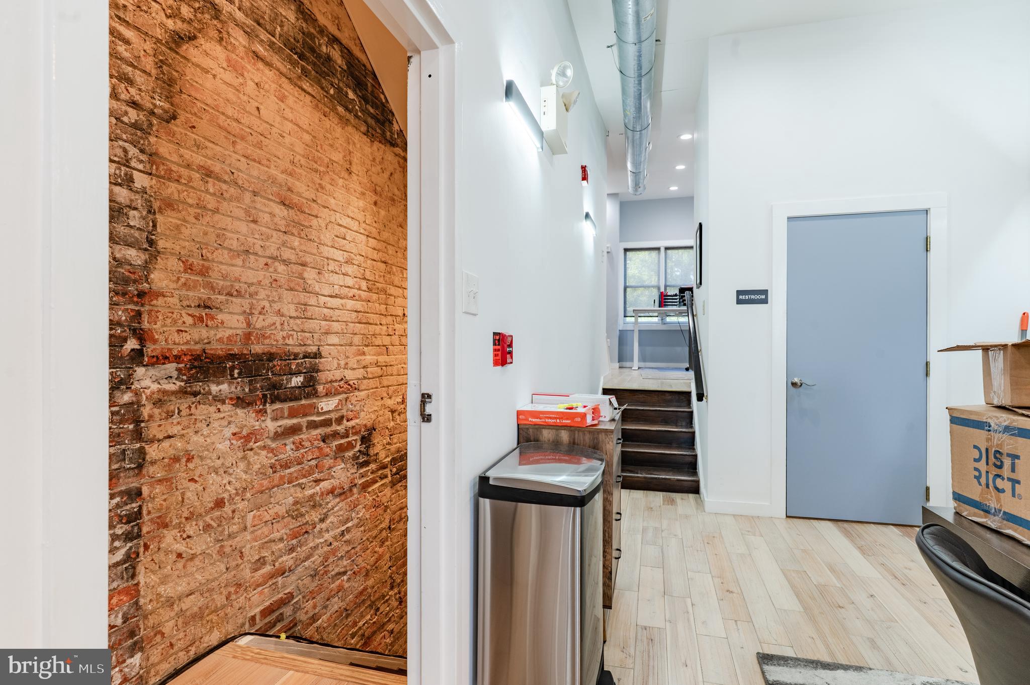 QUEEN VILLAGE - Commercial Sale