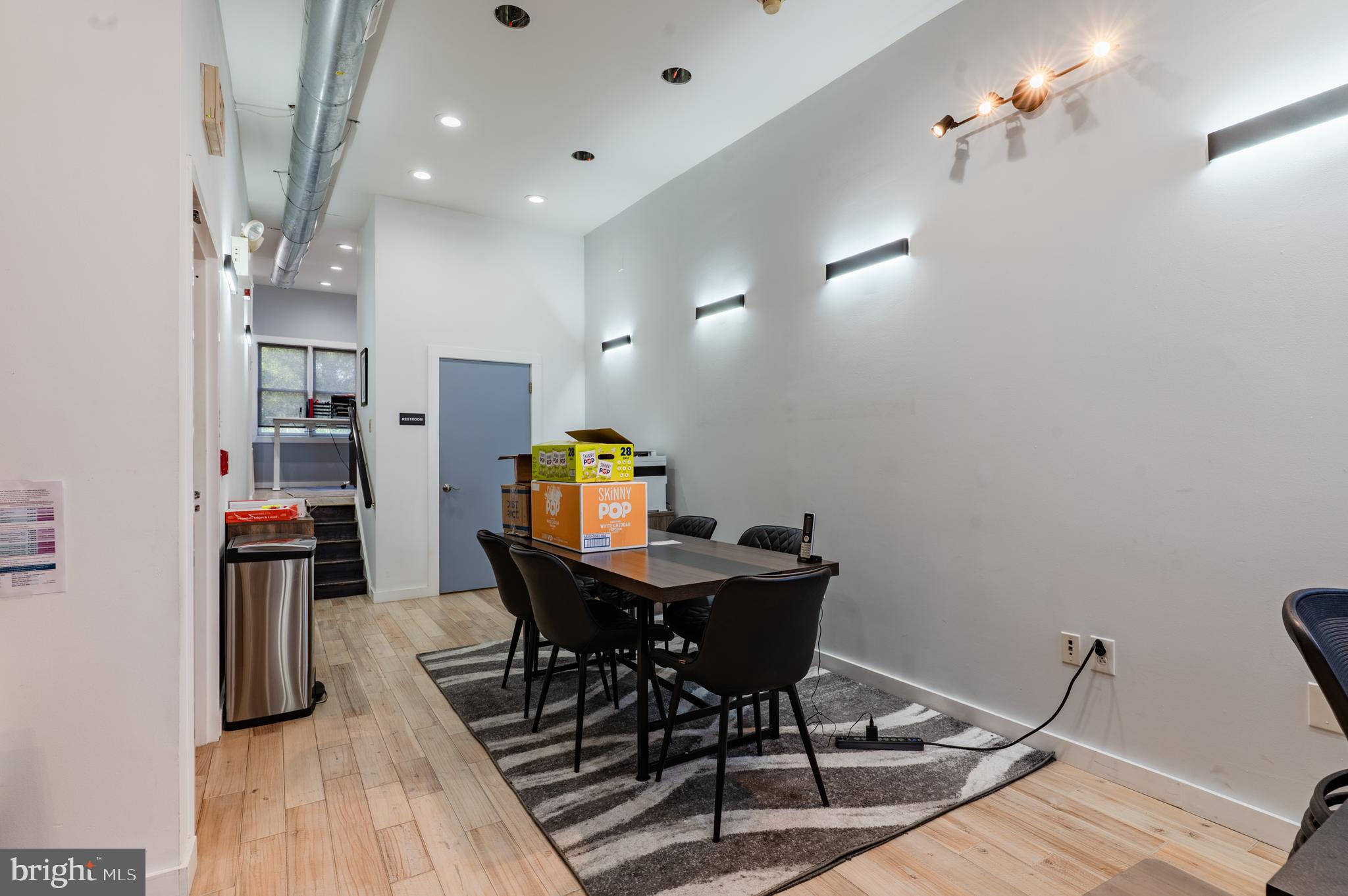 QUEEN VILLAGE - Commercial Sale