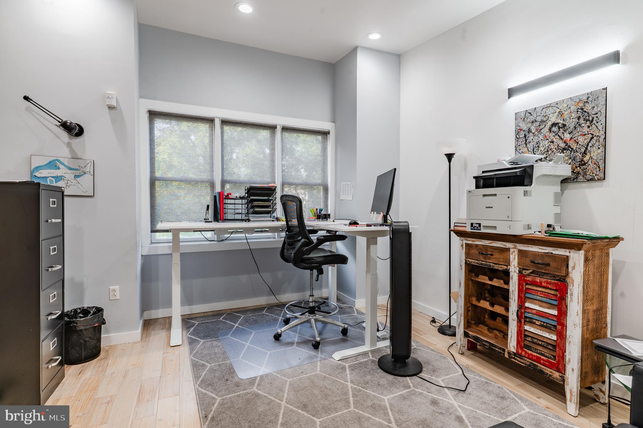 QUEEN VILLAGE - Commercial Sale