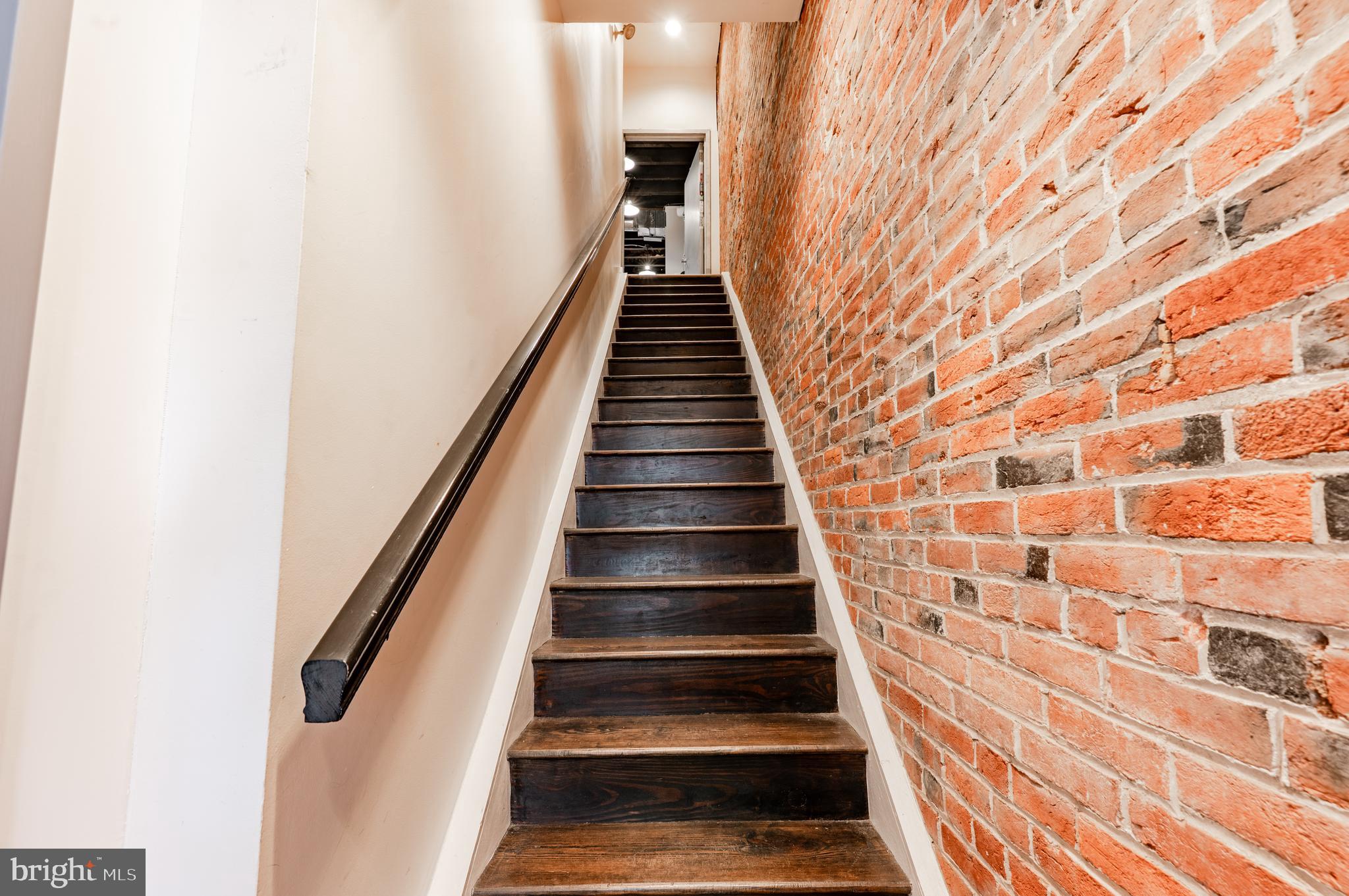 QUEEN VILLAGE - Commercial Sale