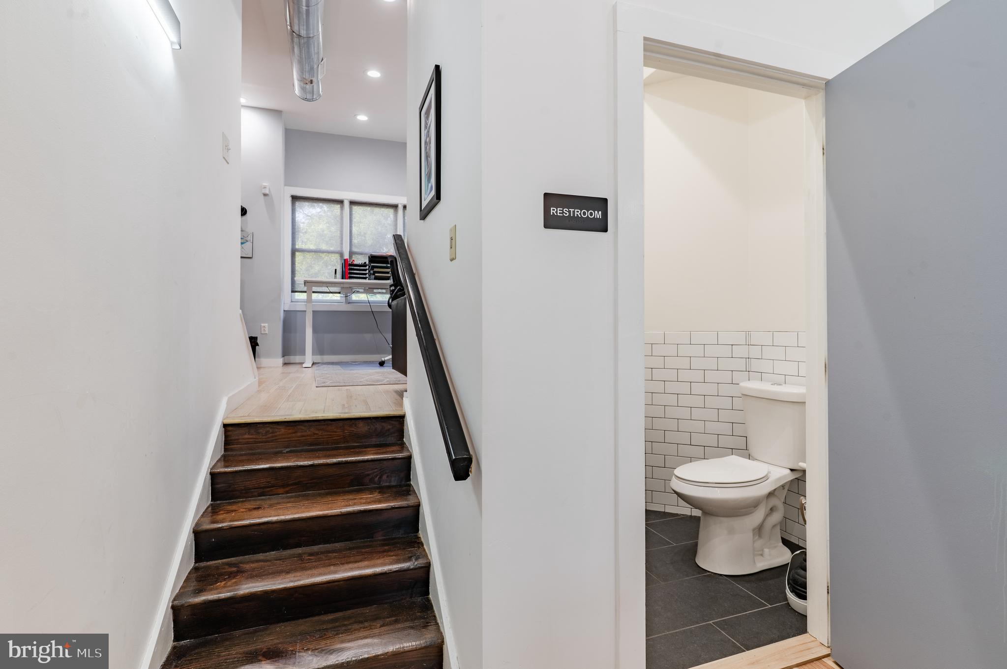 QUEEN VILLAGE - Commercial Sale