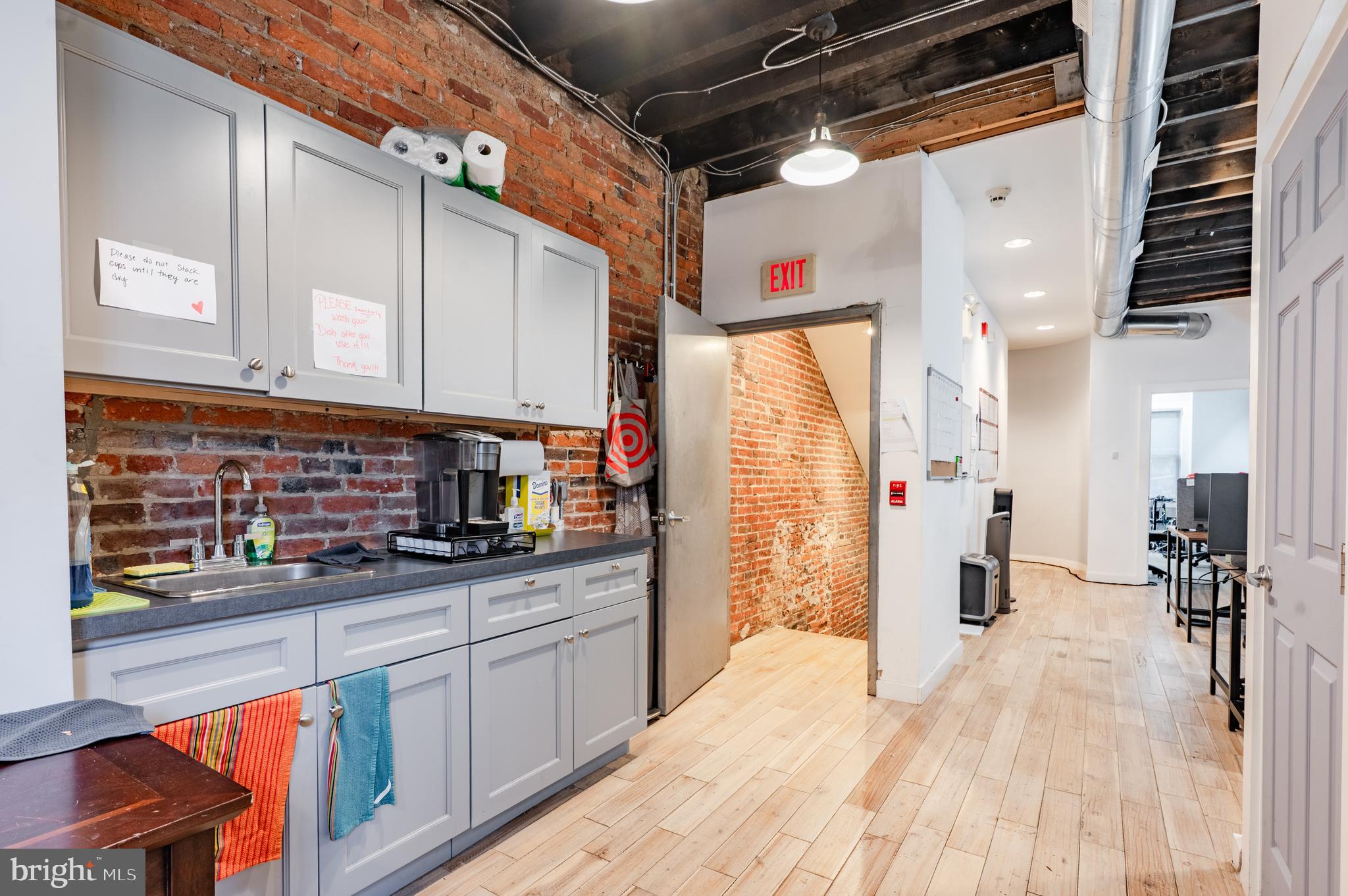 QUEEN VILLAGE - Commercial Sale