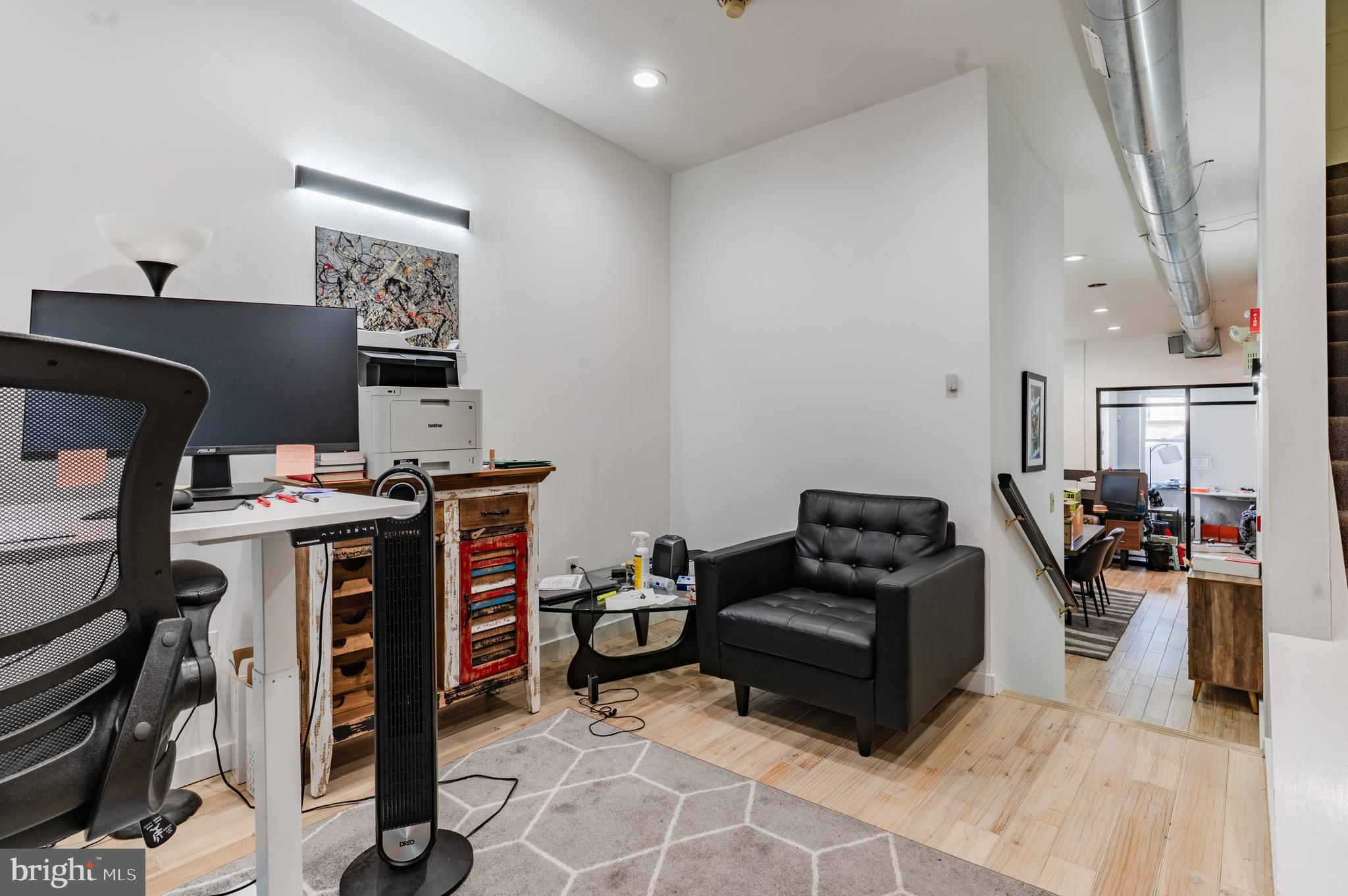 QUEEN VILLAGE - Commercial Sale