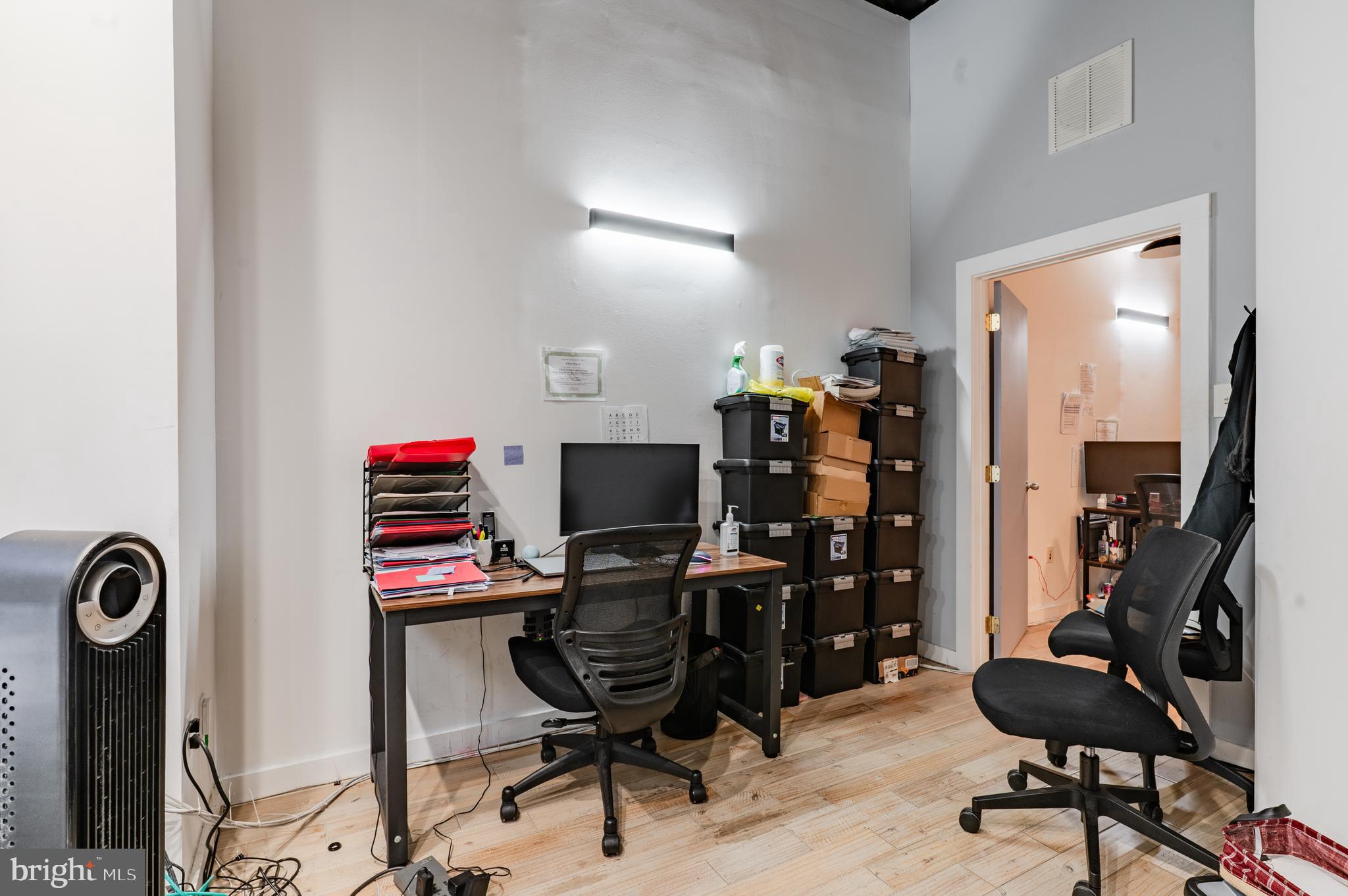 QUEEN VILLAGE - Commercial Sale