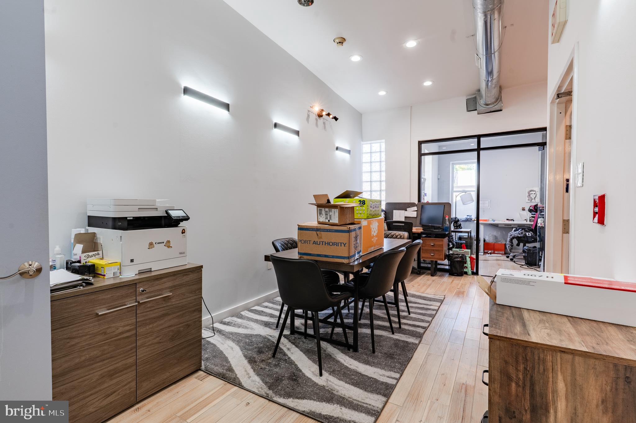 QUEEN VILLAGE - Commercial Sale