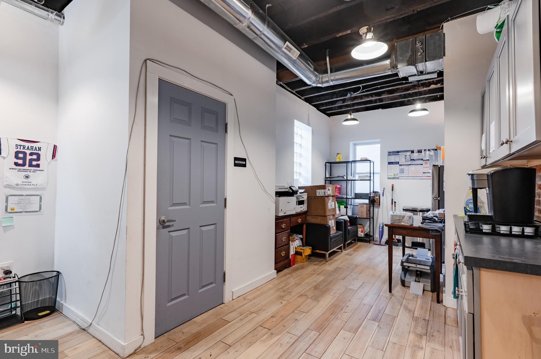QUEEN VILLAGE - Commercial Sale