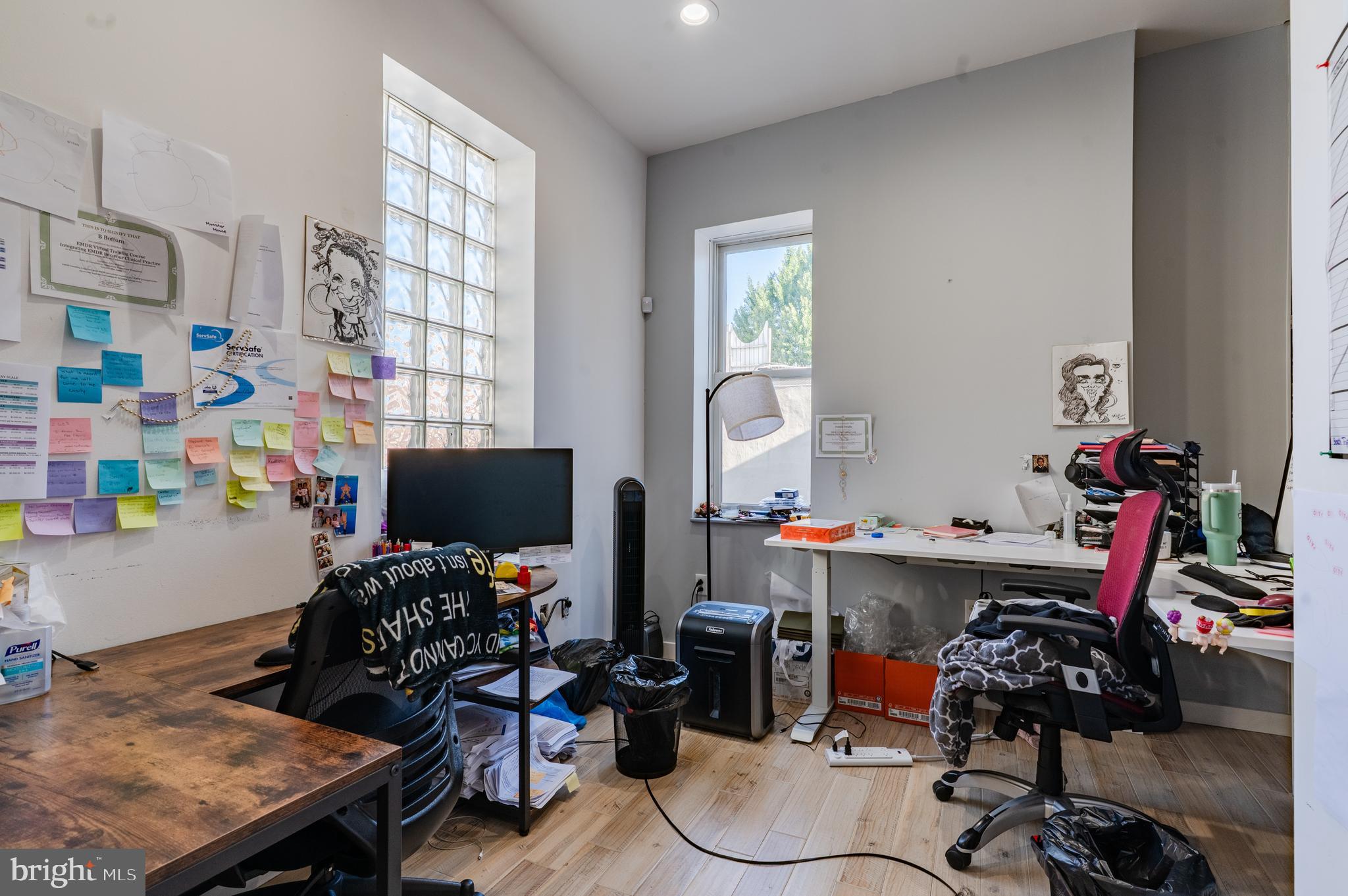 QUEEN VILLAGE - Commercial Sale