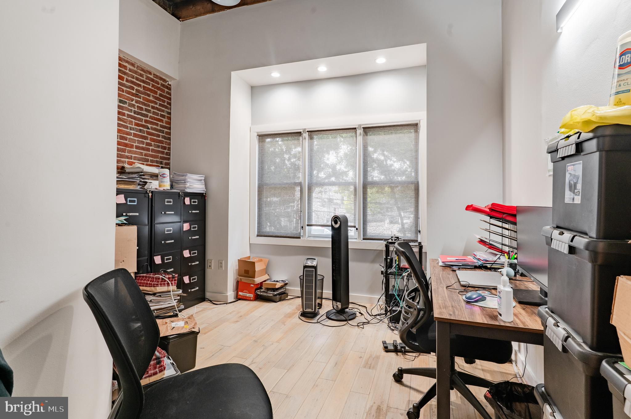 QUEEN VILLAGE - Commercial Sale