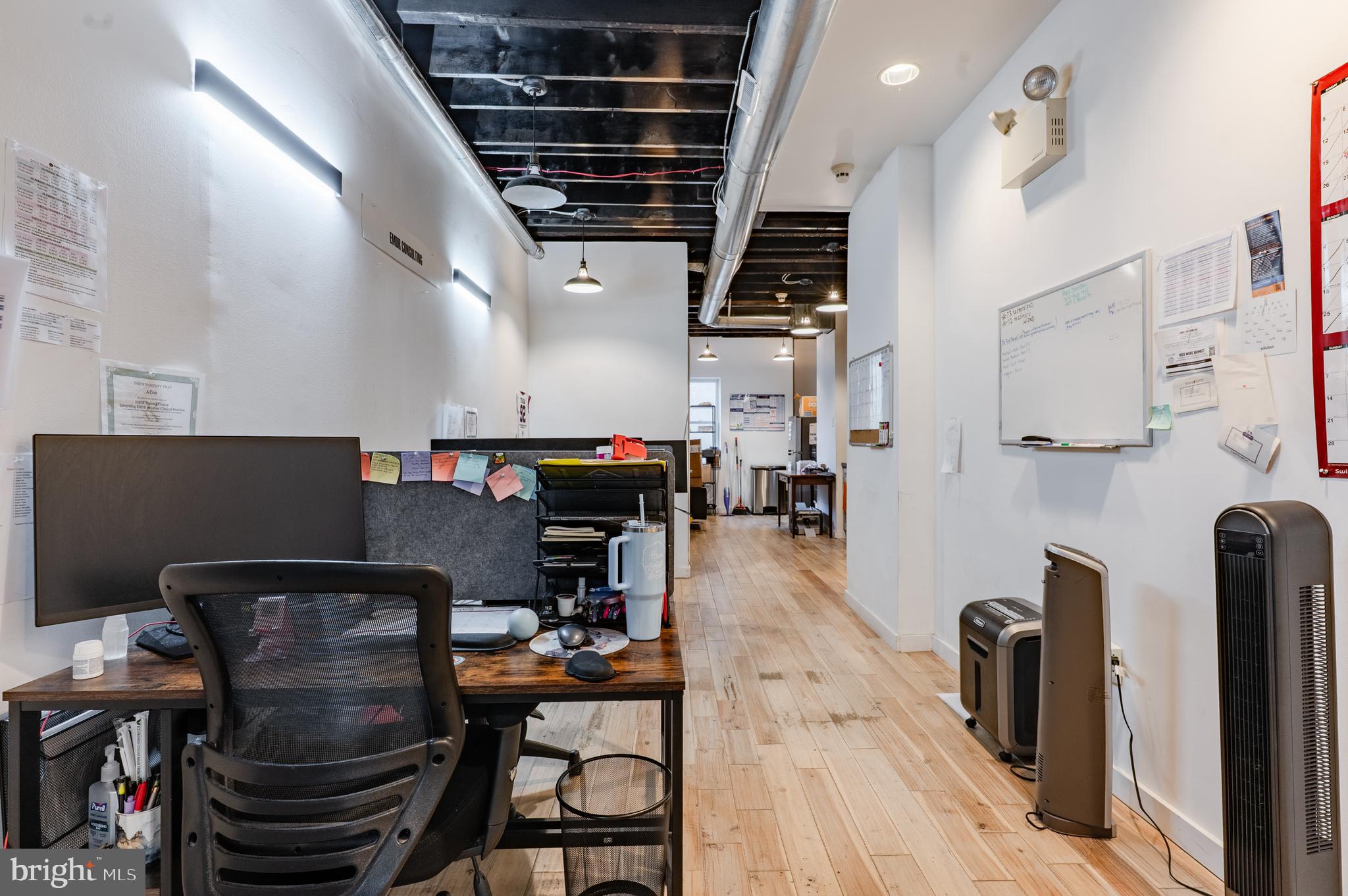 QUEEN VILLAGE - Commercial Sale