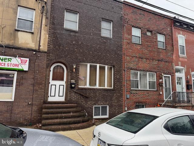 Newer brick front, walking distance to Broad Street, Passyunk Square, public transportation. 
Spacious living room, dining room, Hardwood floors, Large miodern eat in kitchen. Entrance to large yard. 
Full basement with mechanicals, high ceilings, plenty of storage. 
Second floor Open staircase, Three spacious bedrooms, Open hallway area. Large modern bathroom, Plenty of closets.   ! take a LOOK AND MAKE A OFFER
