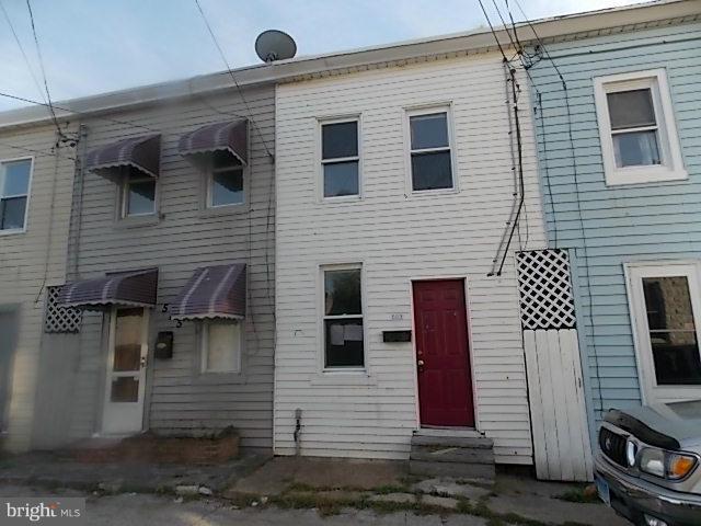 BROOKLYN OFFERS 2 LEVEL ROW HOME WITH FENCED REAR YARD. MAIN LEVEL HAS LIVING ROOM , KITCHEN AND DINING AREA. UPPER LEVEL HAS BATH , 1 BEDROOM AND NICE SIZE HALL WAY . COULD MAKE AREA FOR OFFICE AREA. EASY ACCESS TO TUNNELS AND CLOSE TO SCHOOLS, PARK AND ENTERTAINMENT. AGENTS SEE GENERAL REMARKS FOR EASY CONTRACT DETAILS.