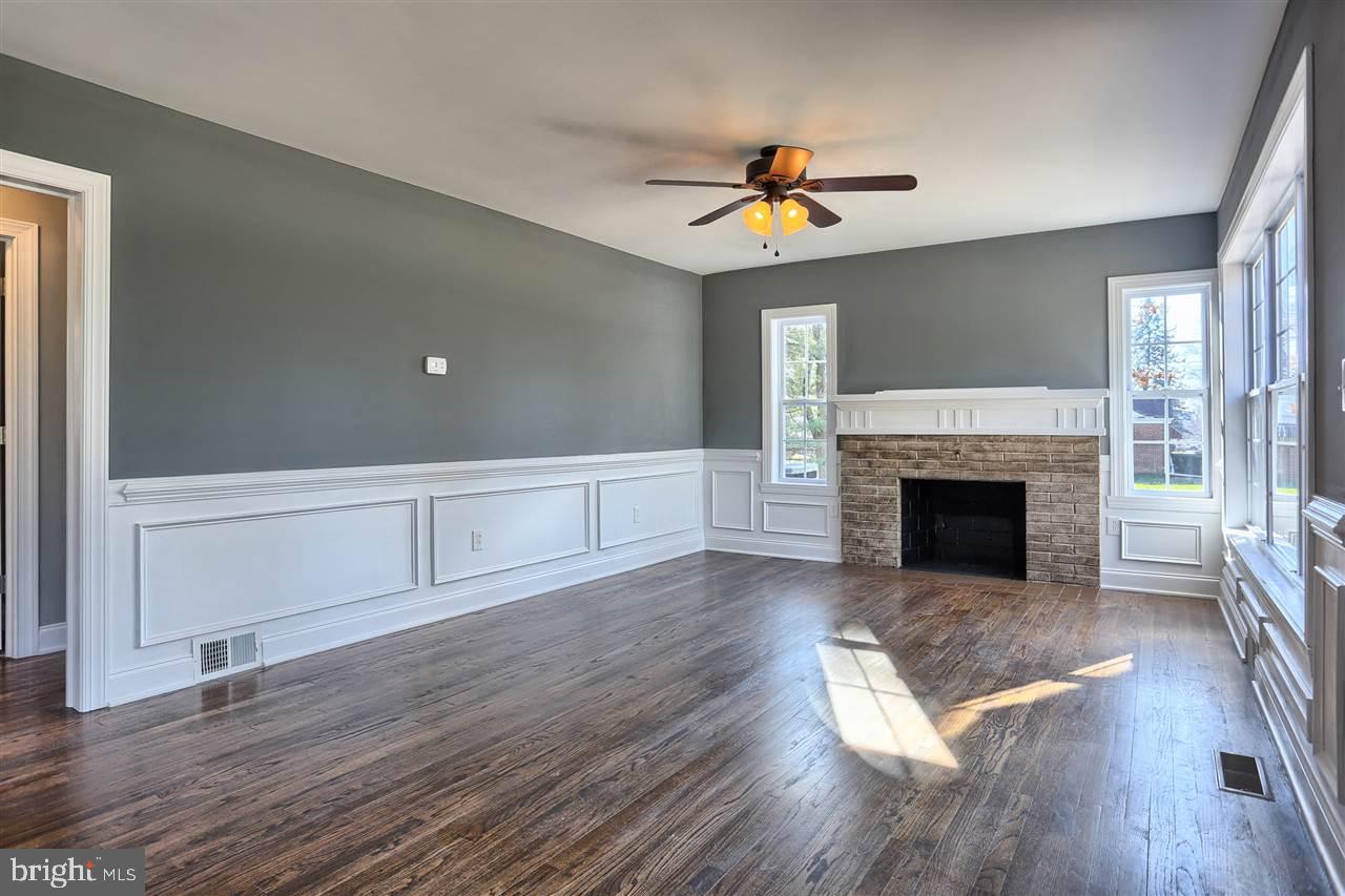 COUNTRY CLUB ACRES - Residential