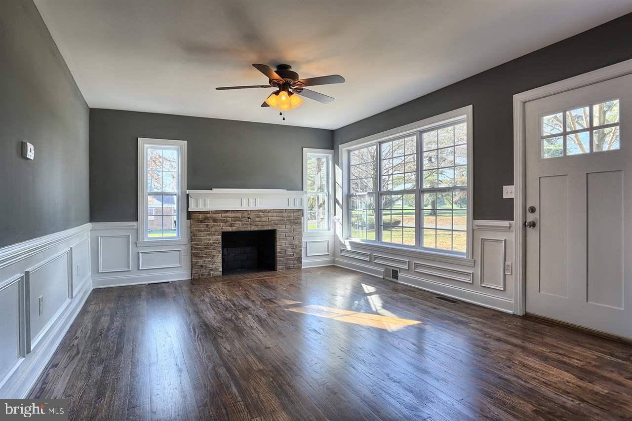 COUNTRY CLUB ACRES - Residential