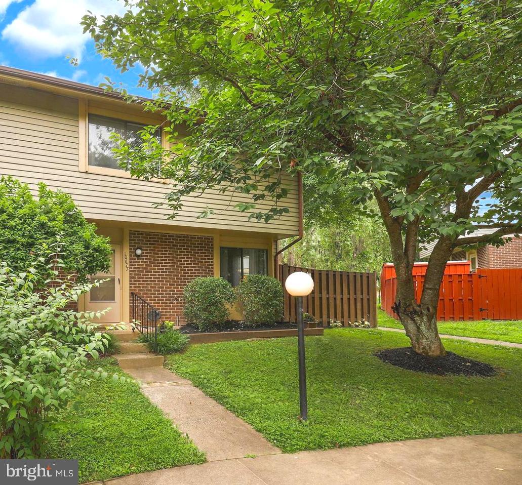 Are you looking for more space in a picturesque community filled with amenities & wooded common grounds.......check out this renovated 2 level End unit Townhome offering 3 Spacious bedrooms, 2 full baths & 1 half bath,  a fenced in rear yard with assigned parking & only 2 blocks to Lake Barton!! 
Welcoming entry way with modern lighting opens to gorgeous hardwood flooring, cozy, wood burning fireplace, big sliding windows lets in lots of natural light. Opening to a dining area with elegant lighting & overlooking a completely renovated kitchen with white, high quality white cabinetry, granite countertops, custom tile backsplash & brand new stainless steel appliances! Full size washer & dryer on main level & remodeled half bath with comfort height vanity & designer mirror. Make your way upstairs to a tranquil primary bedroom suite offering a big walk-in closet & remodeled, private bathroom with curved, designer mirror, modern lighting , comfort height vanity & wood-look ceramic tile flooring. The 2 additional bedrooms have ample closet space, plush carpeting & share a remodeled hall bathroom. Relaxing, fenced-in rear yard with garden shed, main level wood deck & lovely flowerbeds exits to sidewalk. Walking/jogging trails close by to Lake Barton  with park, playground & volleyball courts. Short drive to the Burke Centre VRE Station, commuter lots & the Fairfax County Parkway.