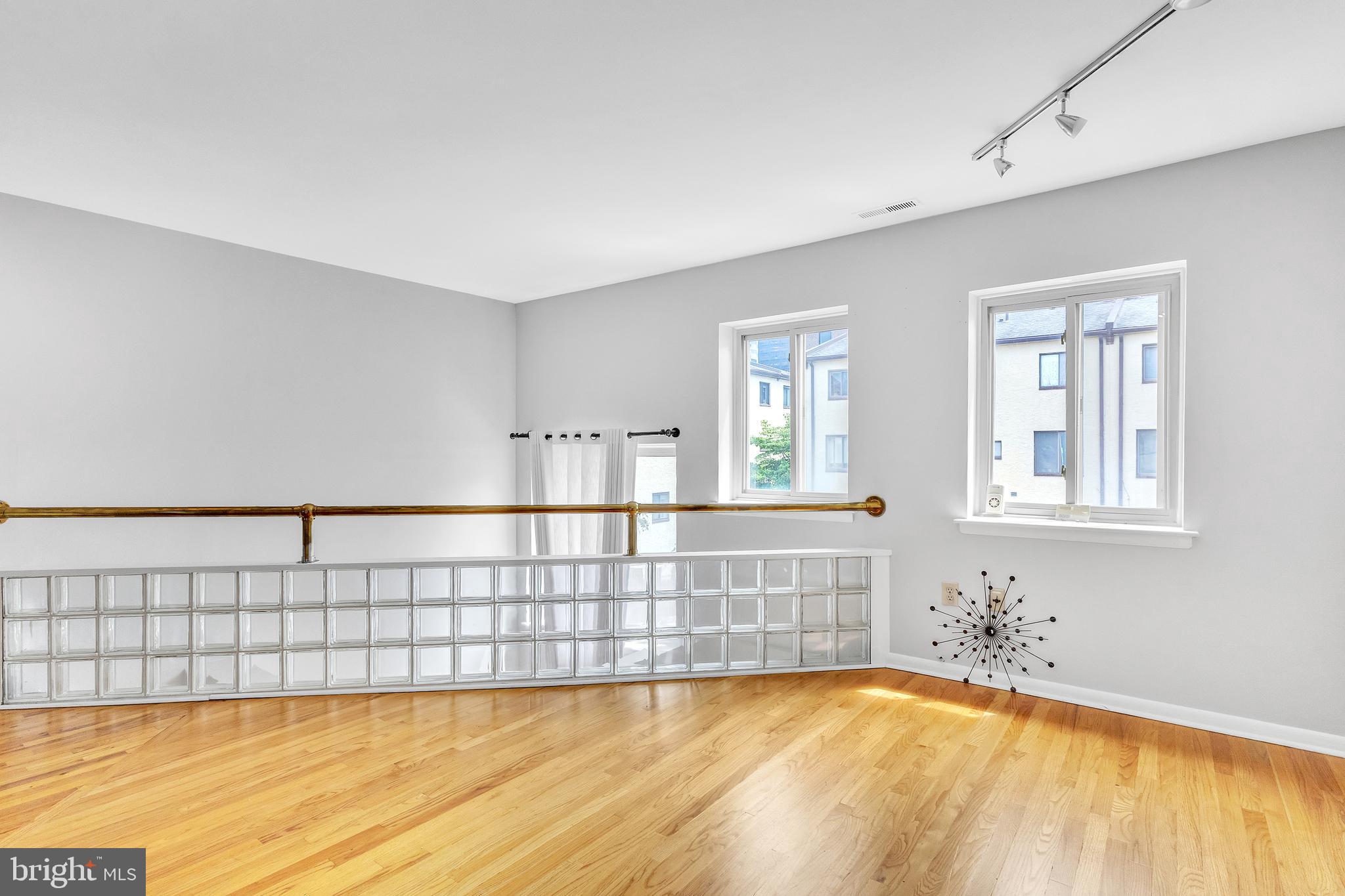 LOGAN SQUARE - Residential