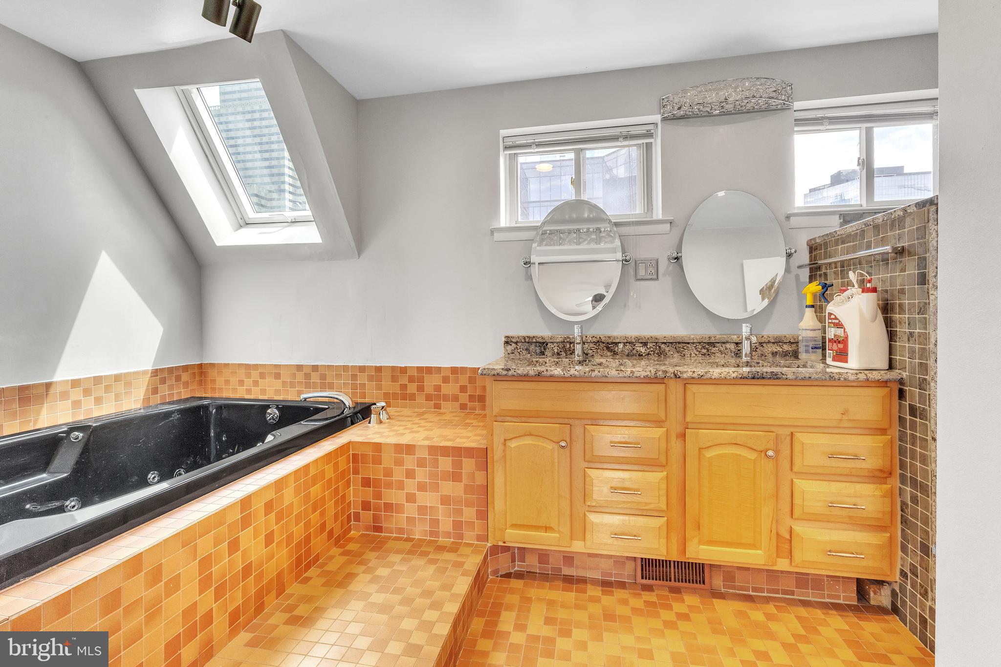 LOGAN SQUARE - Residential