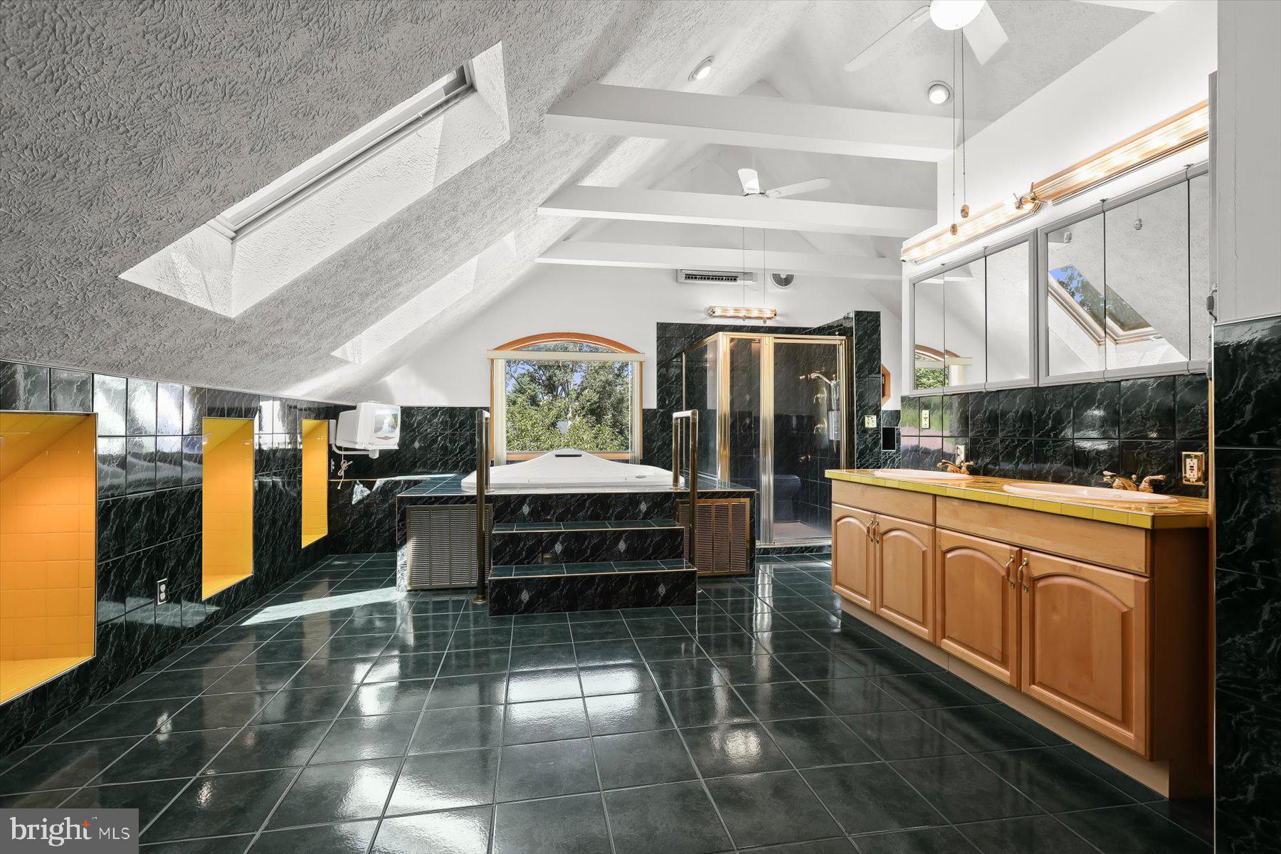 SHORELAND - Residential