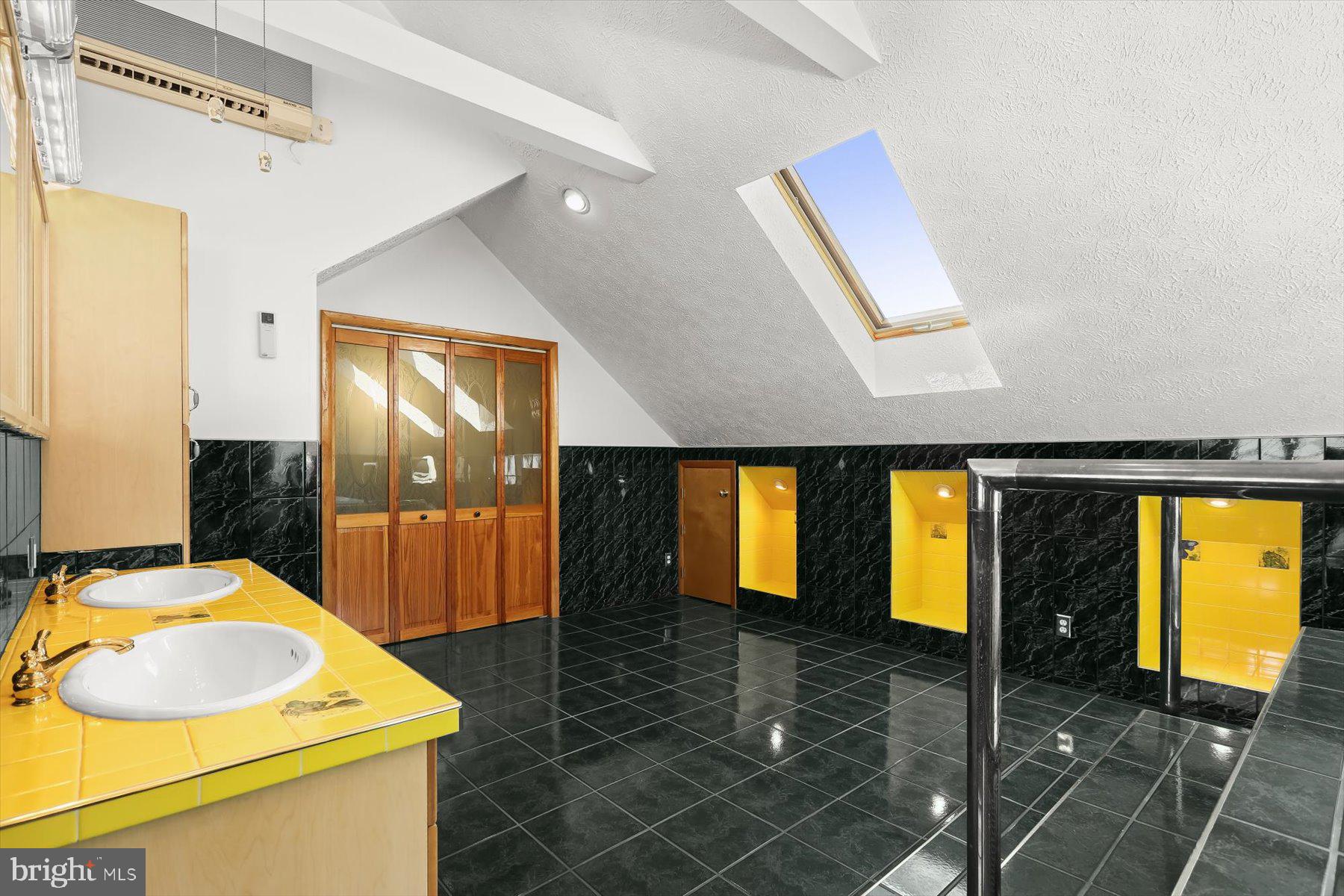 SHORELAND - Residential