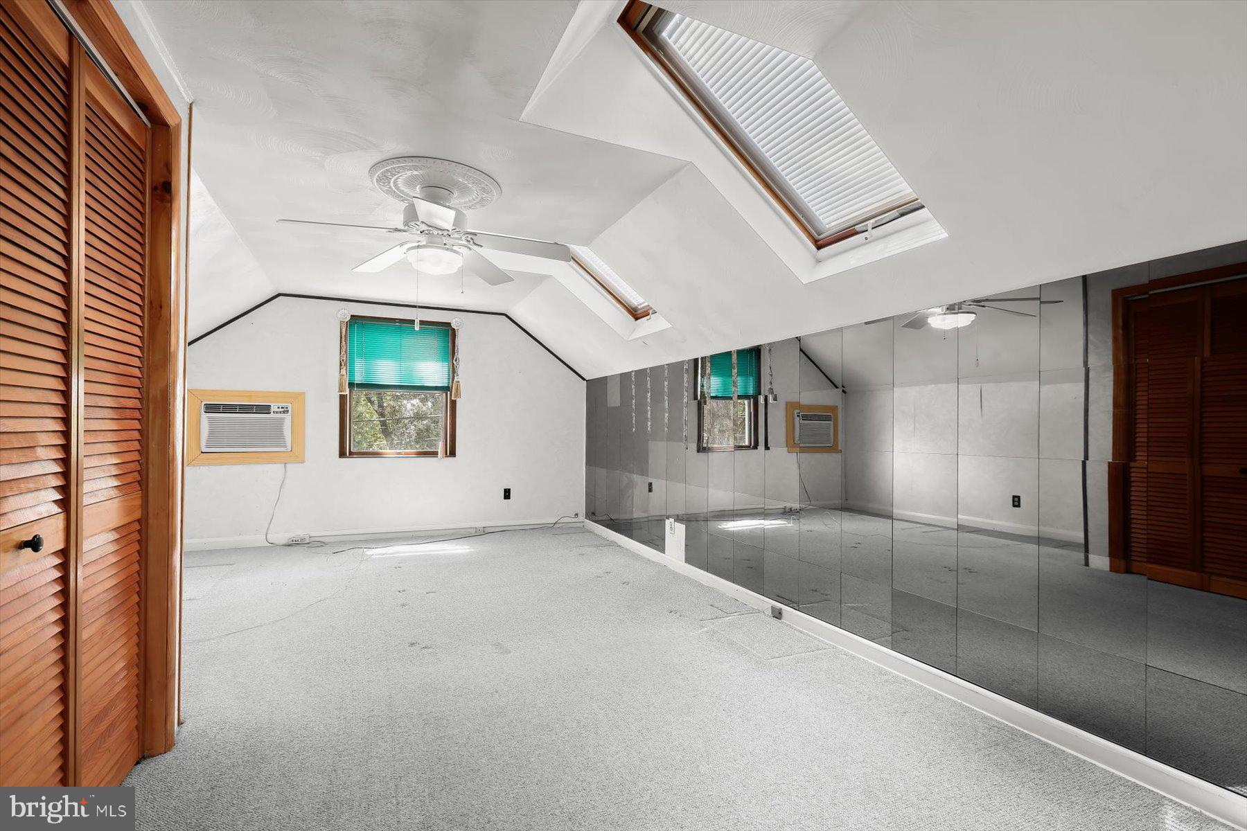 SHORELAND - Residential