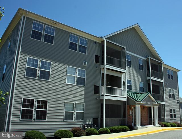 Holiday Special, with acceptable contract seller will pay first two months of HOA's. Spacious 2 bedroom, 2 bath condo with separate office/library.  Master bath with double vanity & shower/soaking tub.  Stackable washer & dryer.Freshly painted, new granite countertops, all new flooring. upgraded heat & A/C, instant hot water and new garbage disposal