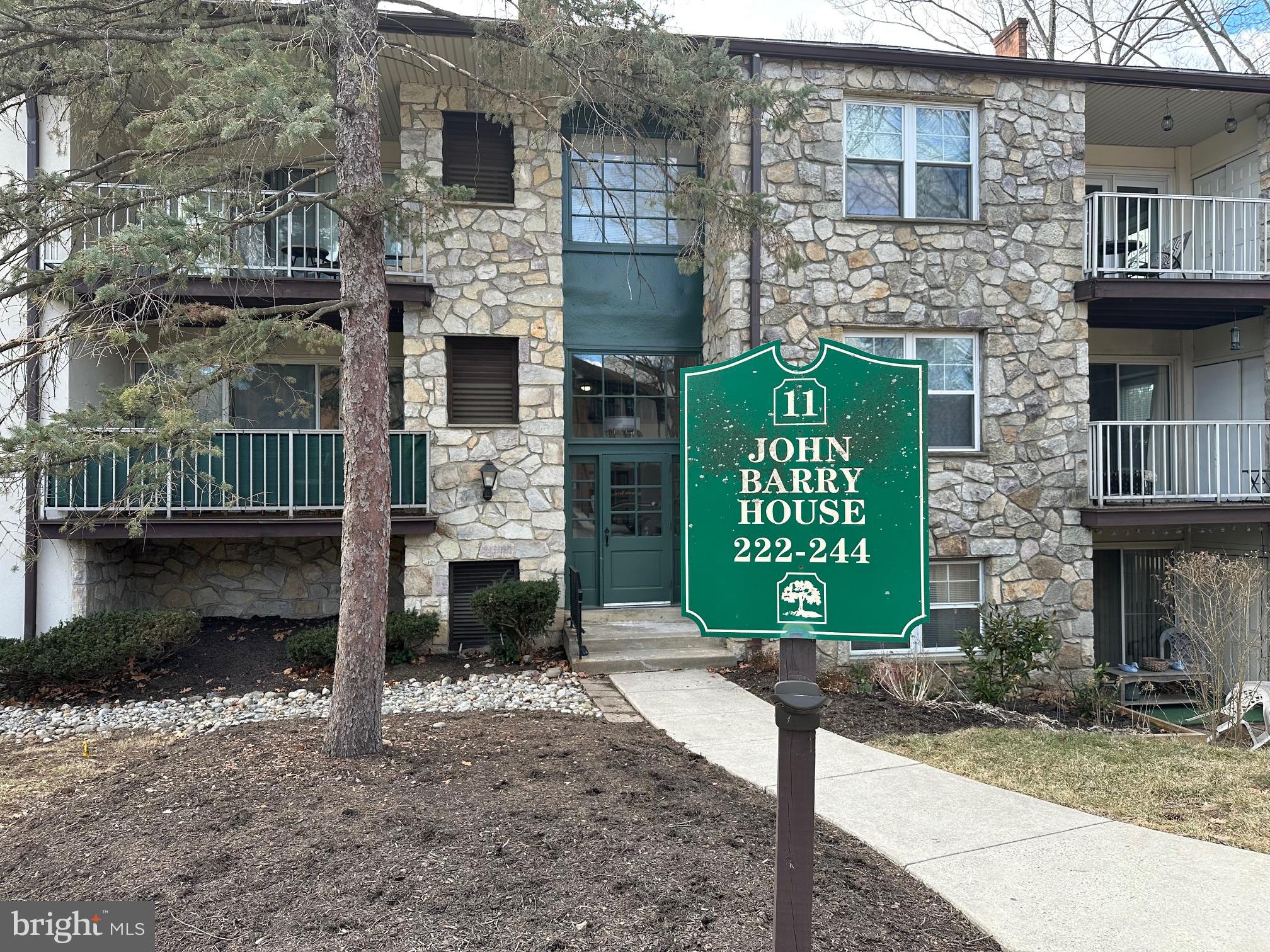 Location, location, location! 
1 Bedroom 1 Bath end unit on 3rd floor just became available in the popular Glenhardie Condominium.
It's located heart of King of Prussia. If you love nature, you are in luck, it's minutes away from Valley Forge National Park where you can walk and bike. If you love shopping and dining, the King of Prussia Mall and the King of Prussia Town Center is just around the corner.  PA Turnpike,  Rte 202 &  Rte 476 & Rte 76 are all easy access from the location.
This unit will be sold "As-Is" so you can turn it into your dream home. It is priced to sell.