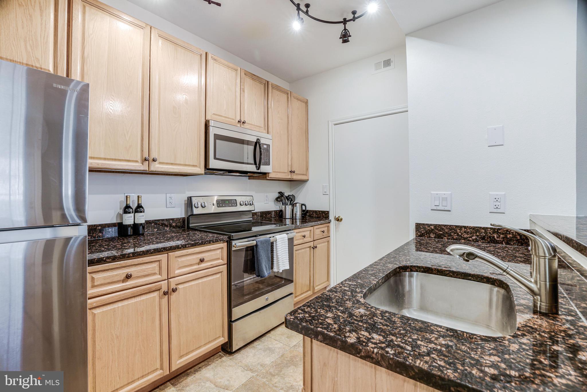 PENDERBROOK SQUARE CONDOMINIUMS - Residential Lease