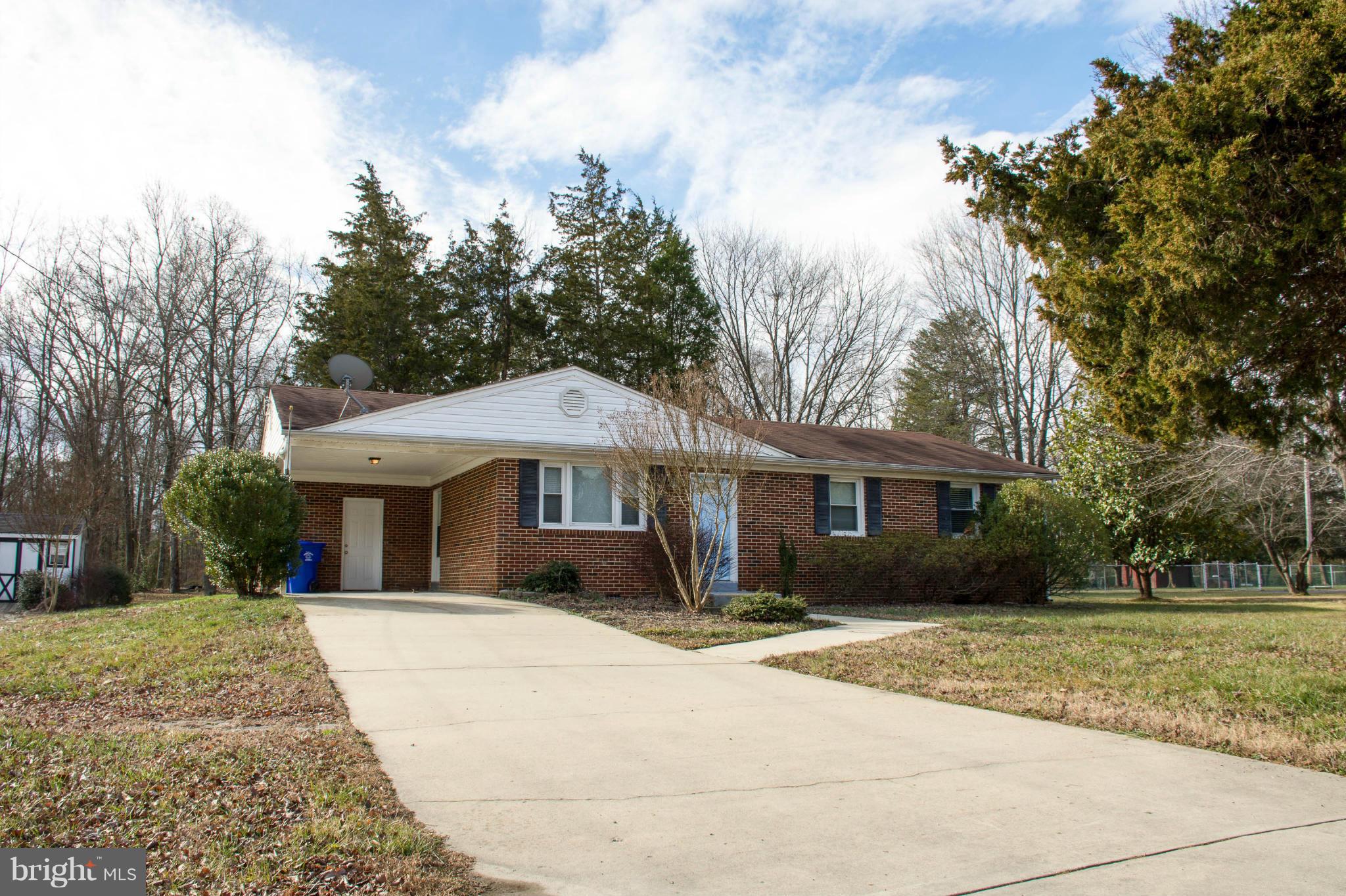Backyard Haven: Cozy, Quiet and Well Maintained 3 bedroom 1 bathroom rambler. Close to schools, shopping and commuter routes including nearby VanGo stop. Large deck for outdoor entertaining. Pet Friendly.