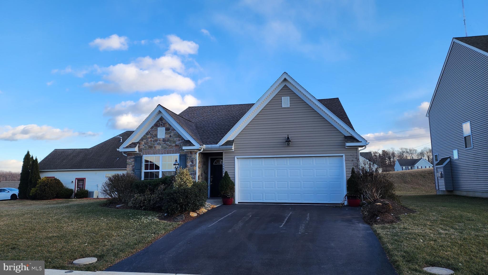 LAUREL VISTAS - Residential