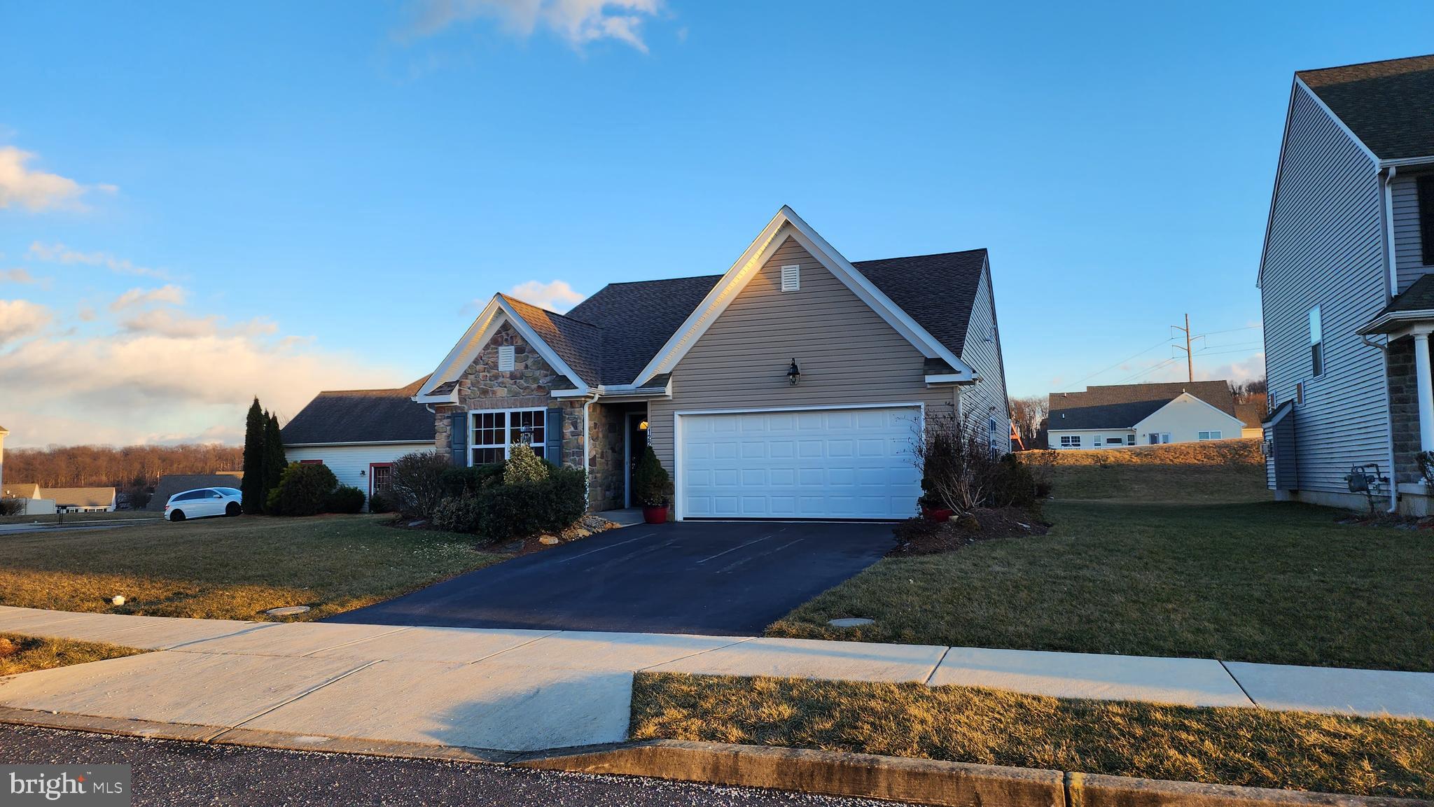 LAUREL VISTAS - Residential