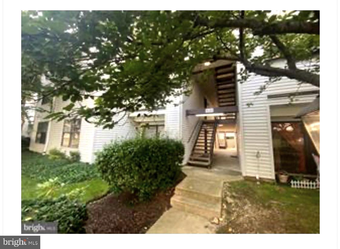 LOCATION LOCATION LOCATED IN SILVER SPRING MD, UNIT HAS BEAUTIFUL SHINING HARDWOOD FLOOR
THROUGH-OUT THE ENTIRE LEVEL, FIREPLACE,  BALCONY, UPGRADED KITCHEN APPLIANCES, A MUST SEE
COME AND VIEW YOUR NEW COZY HOME. (unit also have storage)