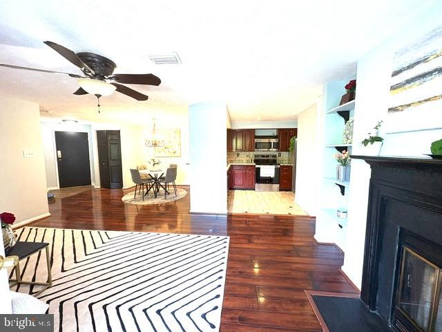 WATERS EDGE AT NORTH LAKE - Residential
