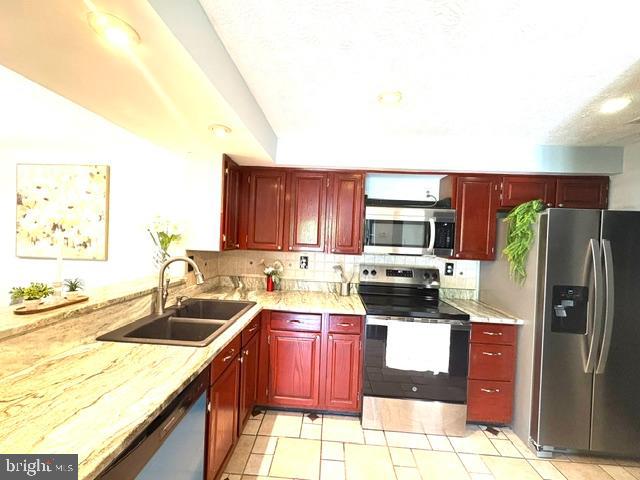WATERS EDGE AT NORTH LAKE - Residential