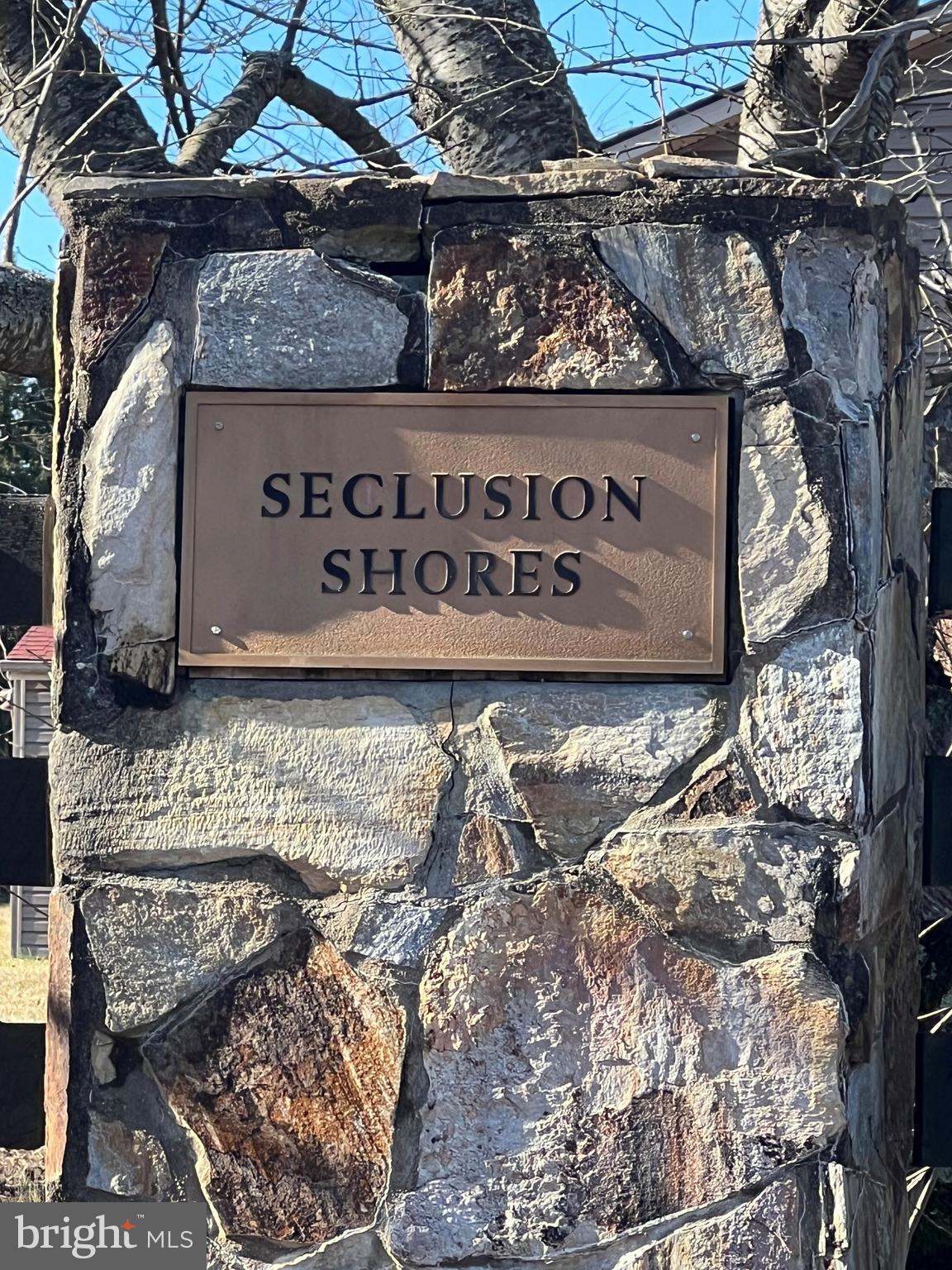 SECLUSION SHORES - Land