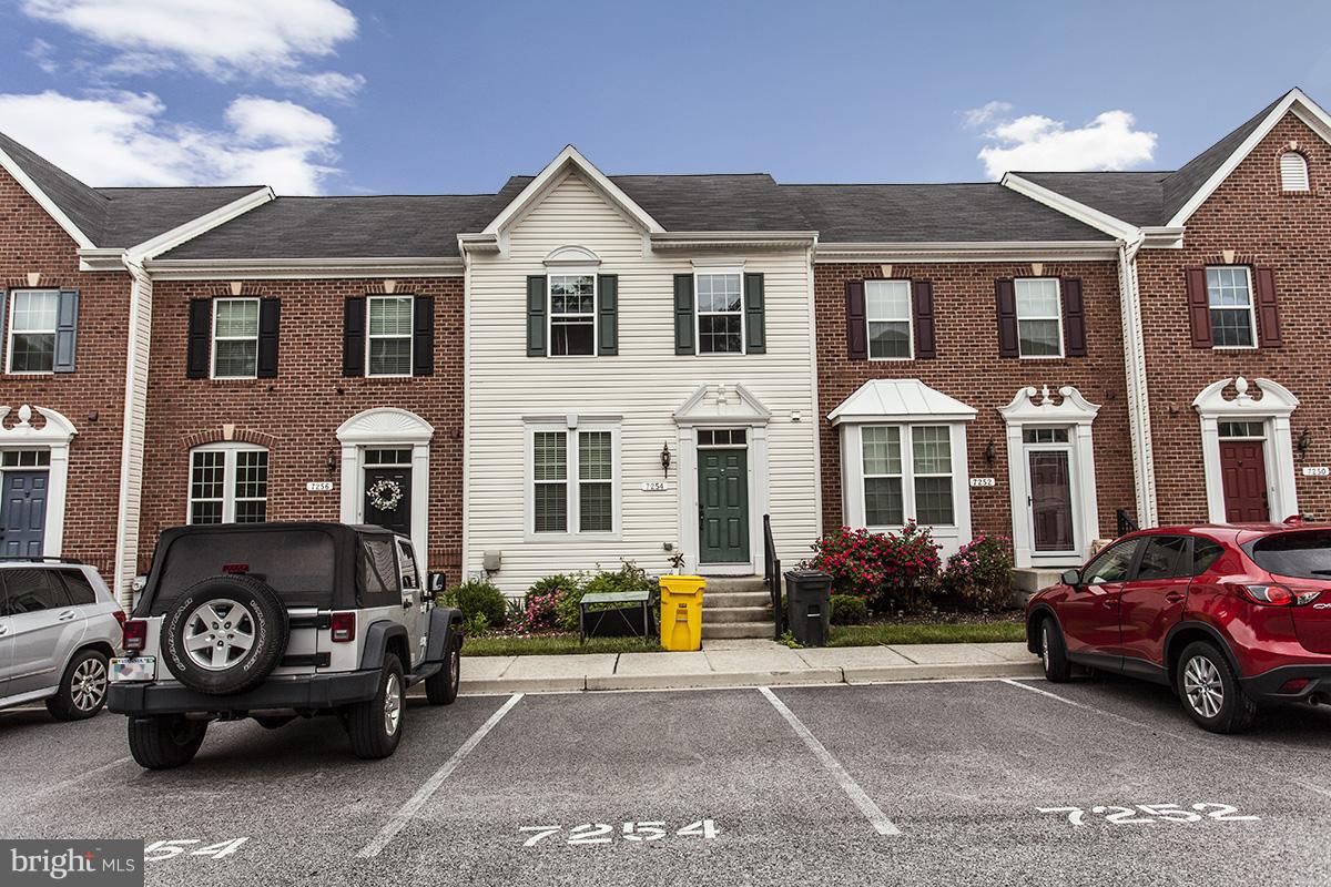Immaculate 3 level, 3bed/2.5bath townhome in Dorchester woods. Gourmet kit w/granite counter tops, breakfast bar, SS appliances, morning rm, trex deck. Hardwood floor on main lvl, master suite w/walk-in closet, separate shower, tub, dual vanities. Finished basement w/den, walk out to woods. Minutes away from major routes, shopping & dining.