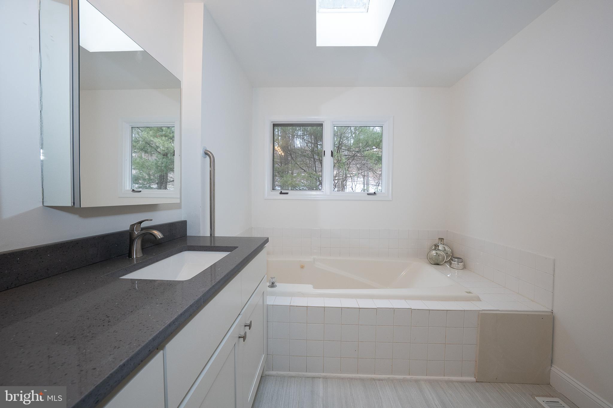 EARLES LAKE - Residential