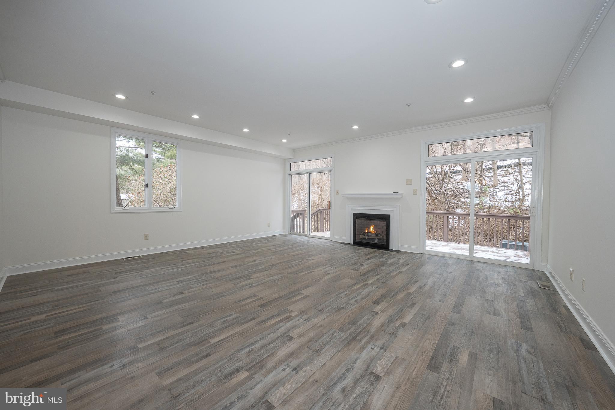 EARLES LAKE - Residential