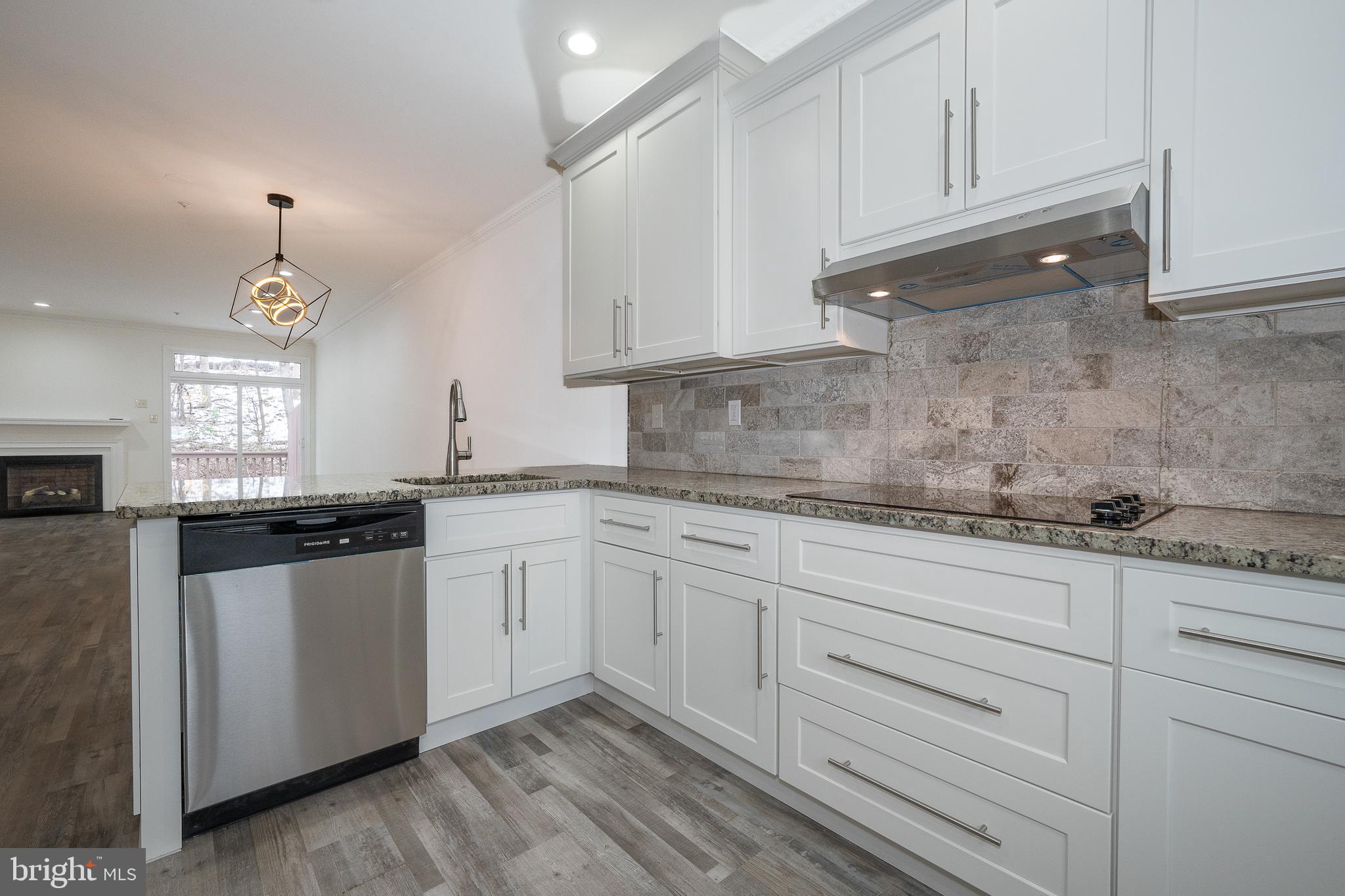 EARLES LAKE - Residential