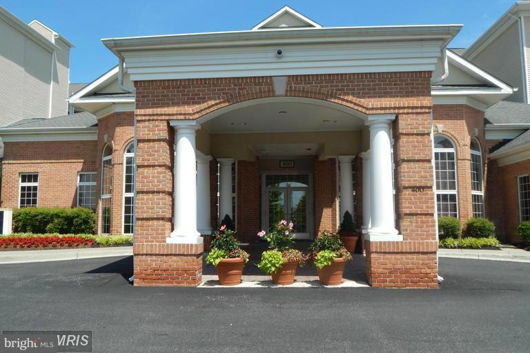 Well maintained 2 BR condo in convenient High View in Hunt Valley. Feel like you are living the luxe life with on site amenities including fitness center, pool, party room, concierge, and more! Walk to Wegmans and other shops in Hunt Valley Town Centre. Available 7/1.