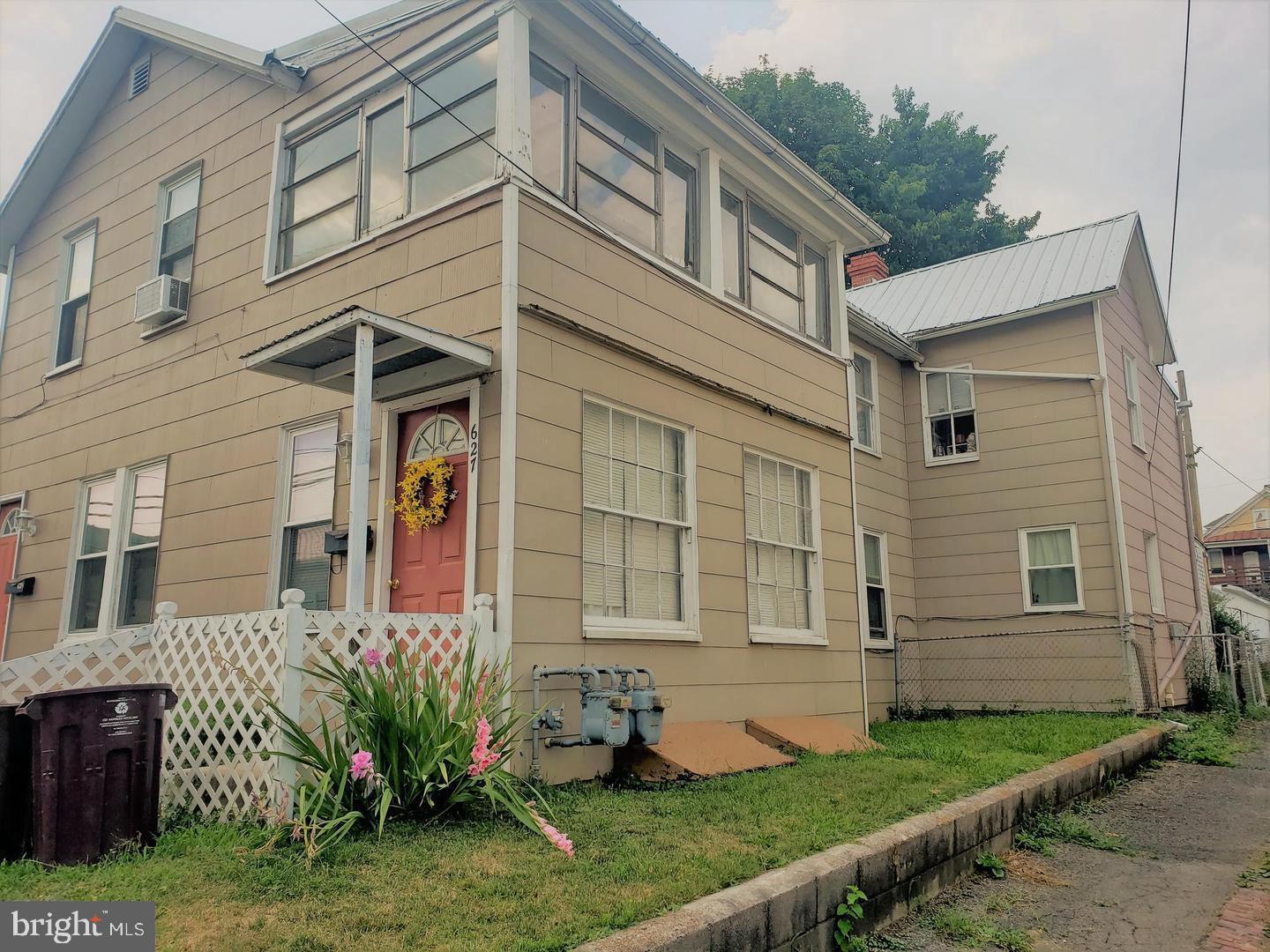 Investment opportunity : Fully Occupied Duplex in North End. 

Looking to enter the rental market or expand your investment portfolio? This up/down duplex in North End offers a strong opportunity with two long term tenants--both renting for over 10 Years. Generating $1165 in total monthly rent, the property operates on month-to-month leases, providing flexibility for futures plans.
Each unit features 3 bedrooms, one bath (each unit), a laundry room, a spacious pantry, and access to a fenced in backyard. Tenants supply their own appliances and are responsible for their own utilities, current lease does offer $100 water bill credit.
With a stable rental history and a prime location, this property is a solid addition for investors seeking steady income. Don't miss out--schedule you showing today!