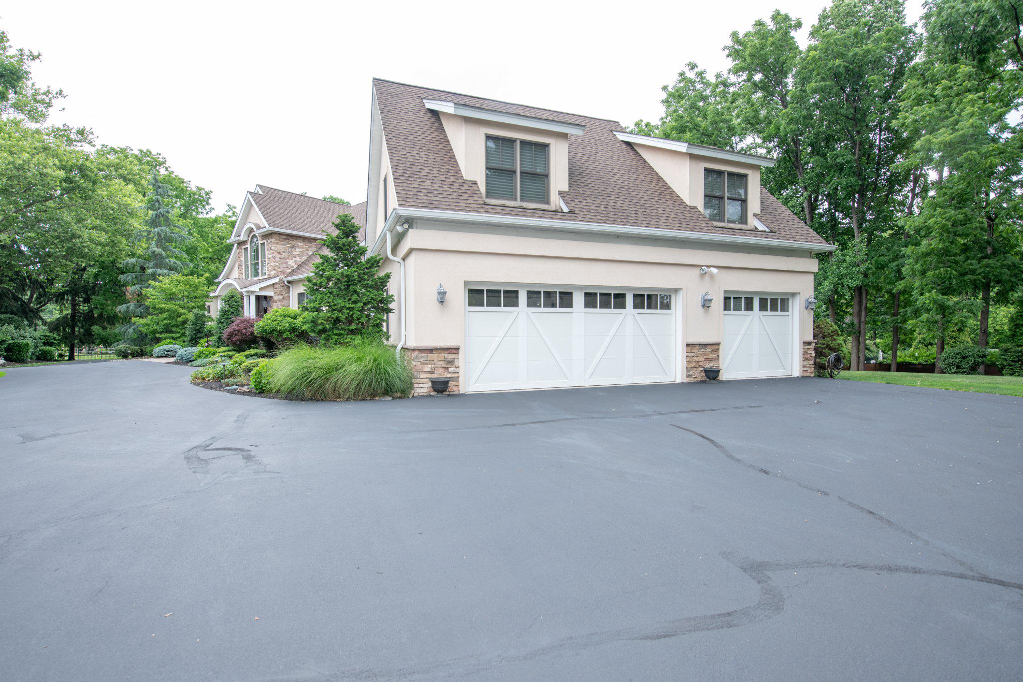 MEADOW BROOK - Residential