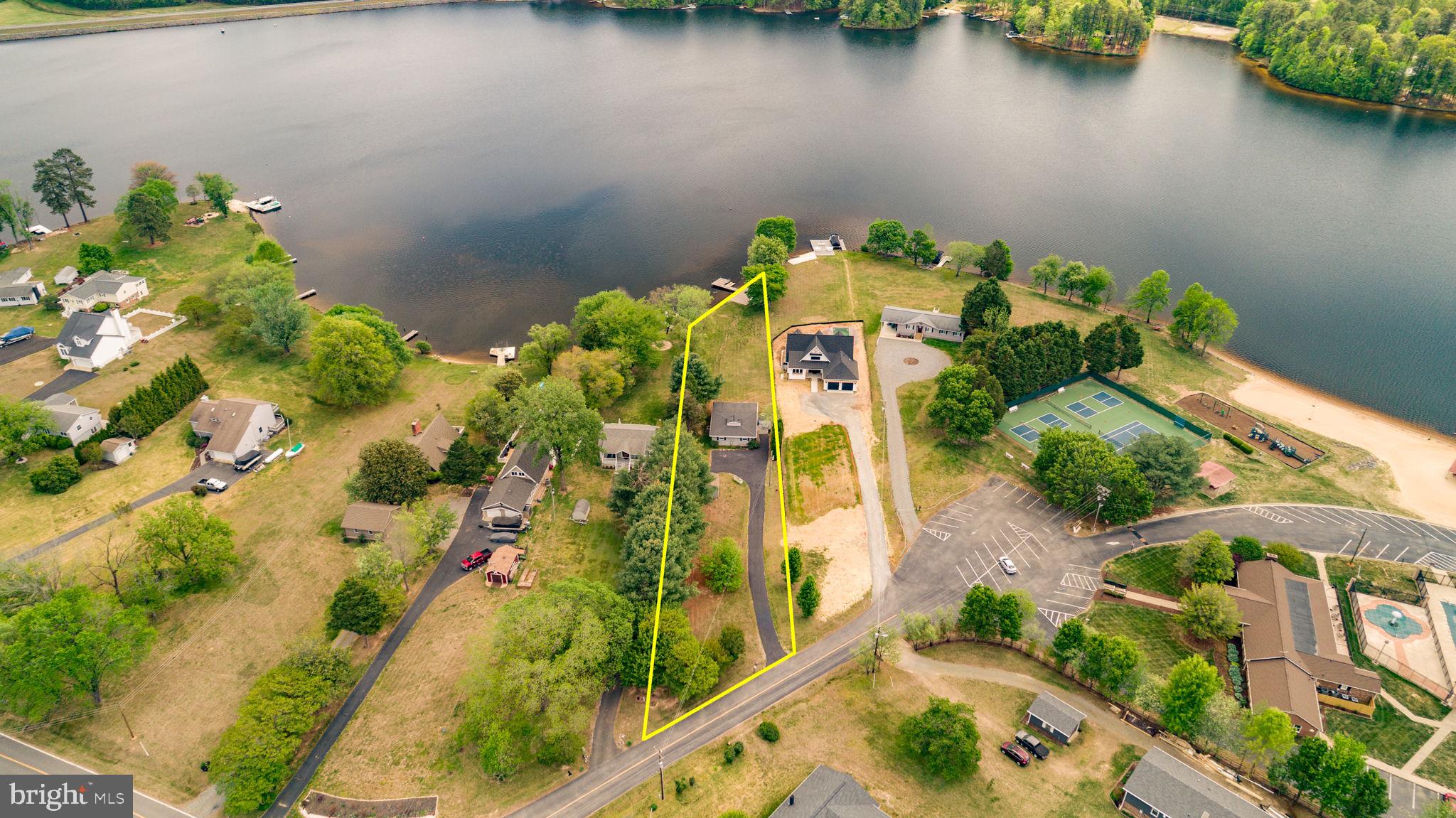 LAKE CAROLINE - Residential